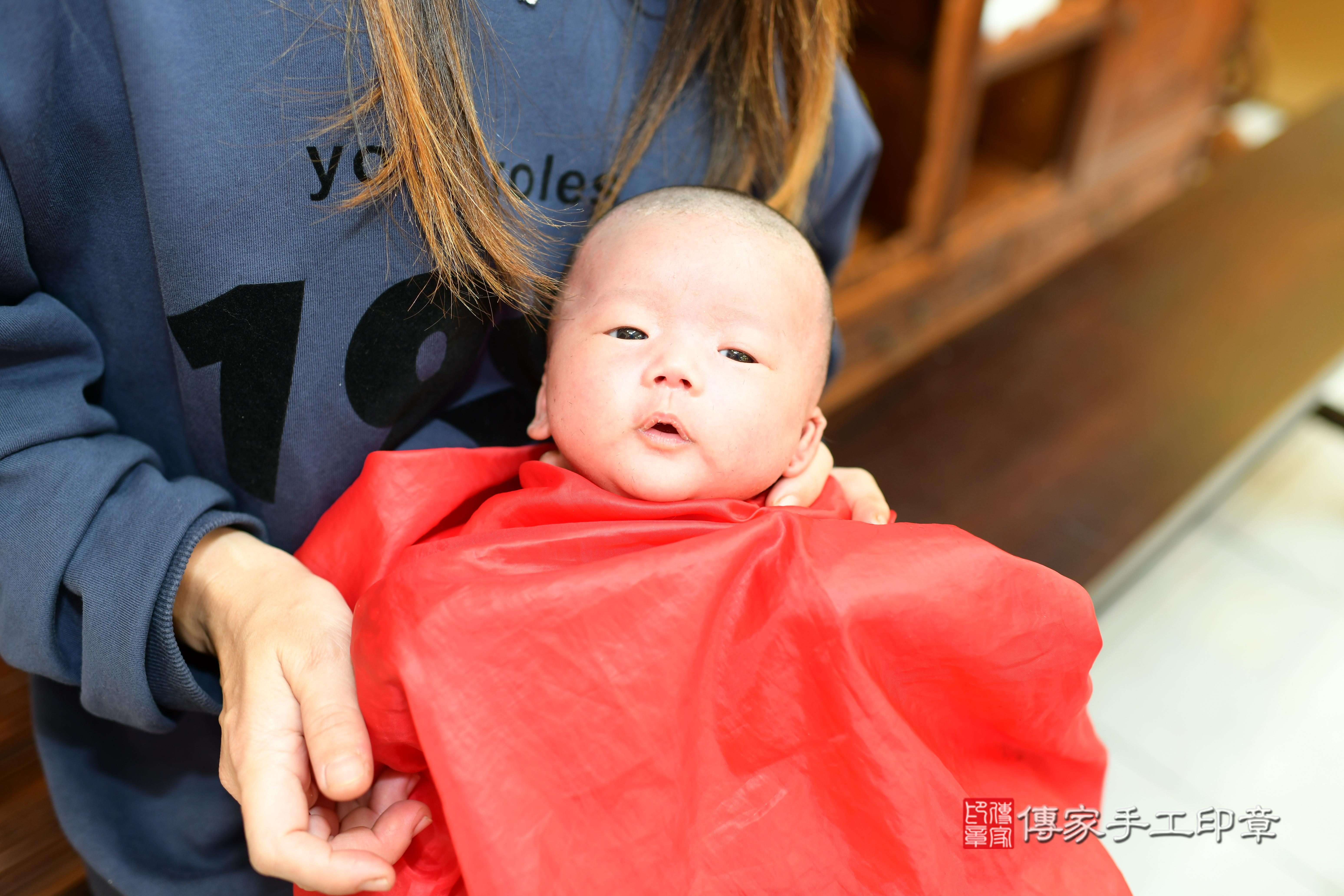 王寶寶(台南市永康區來店嬰兒王寶寶滿月剃頭理髮、來店嬰兒剃胎毛儀式吉祥話)。來店剃頭剃胎毛主持、專業拍照、證書。★購買「臍帶章、肚臍章、胎毛筆刷印章」贈送：剃頭、收涎、抓周，三選一。2024.02.03