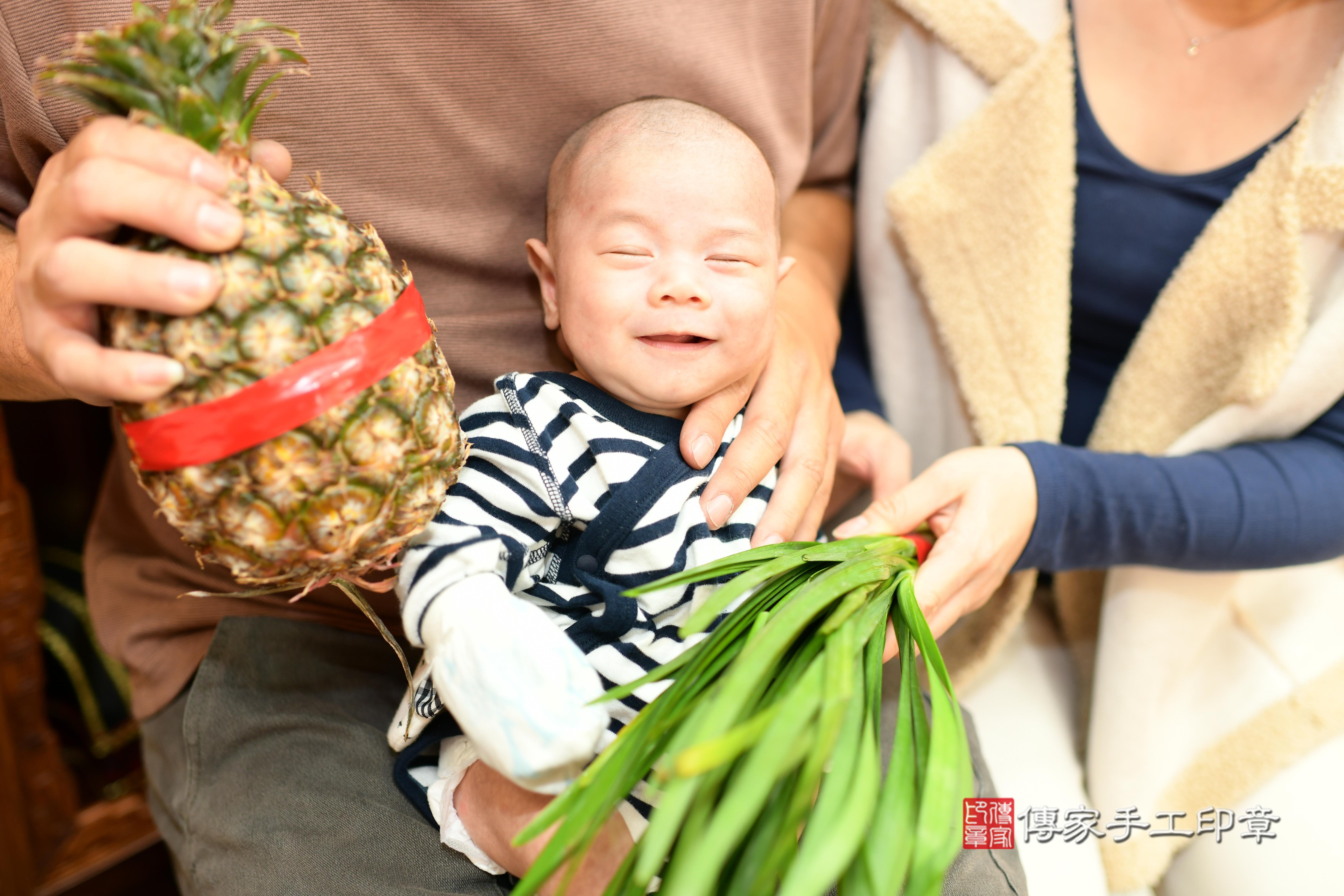 李寶寶(台南市永康區來店嬰兒李寶寶滿月剃頭理髮、來店嬰兒剃胎毛儀式吉祥話)。來店剃頭剃胎毛主持、專業拍照、證書。★購買「臍帶章、肚臍章、胎毛筆刷印章」贈送：剃頭、收涎、抓周，三選一。2024.02.04