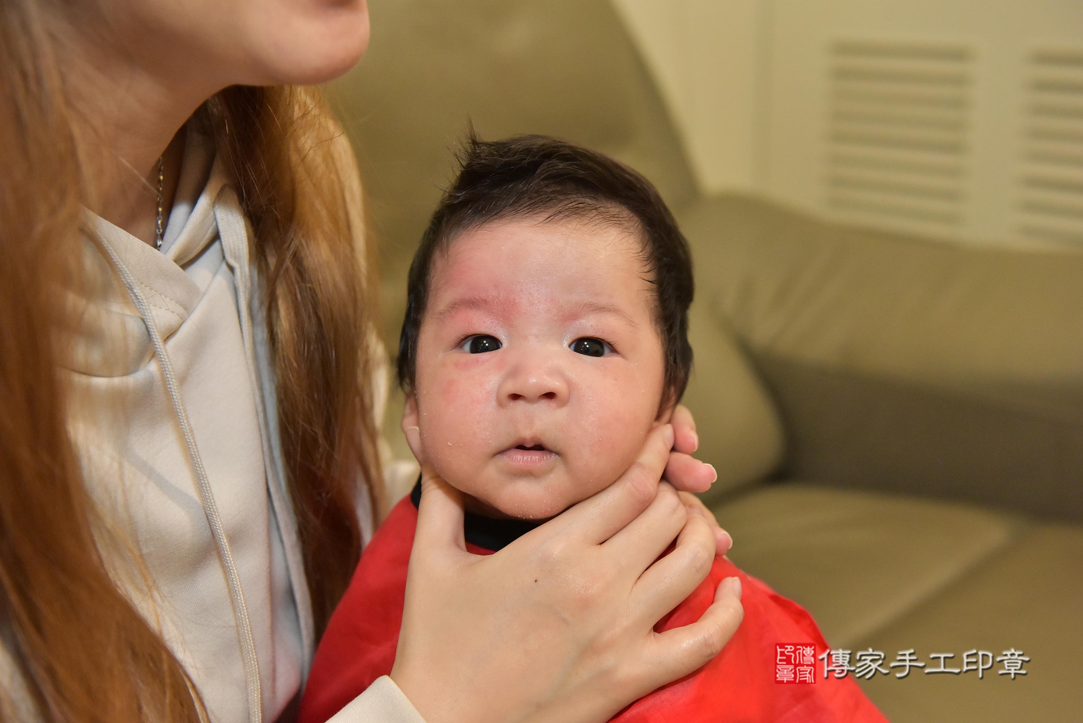 邱寶寶(高雄市小港區到府嬰兒邱寶寶滿月剃頭理髮、到府嬰兒剃胎毛儀式吉祥話)。到府剃頭剃胎毛主持、專業拍照、證書。★購買「臍帶章、肚臍章、胎毛筆刷印章」贈送：剃頭、收涎、抓周，三選一。2024.02.29