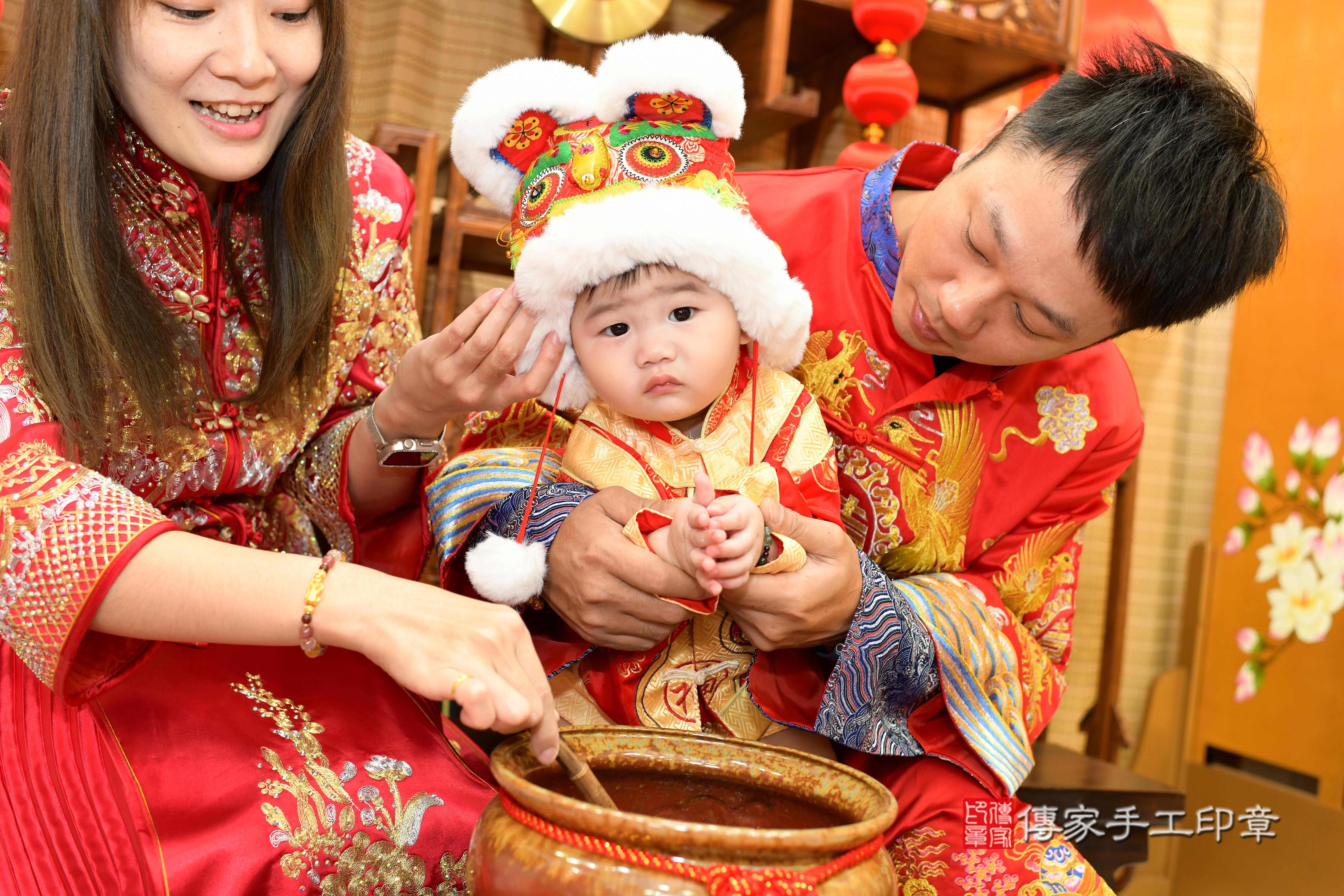 傳家手工印章台南店、抓周、度脺、中國風會場、傳家嬰兒古禮、吉祥話、抓周道具物品24種、拍照。抓周證書。寶寶抓周、滿周歲、生日快樂、祝福