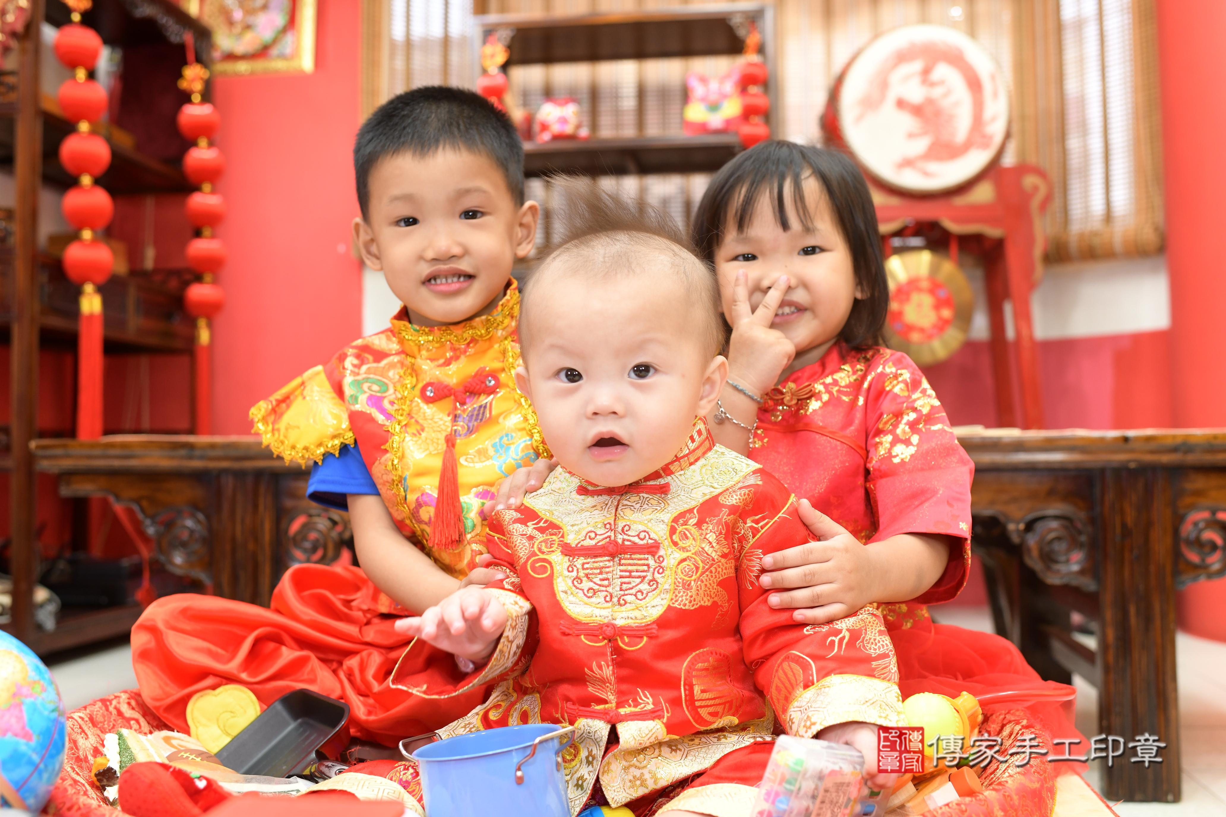 傳家手工印章高雄店、抓周、度脺、中國風會場、傳家嬰兒古禮、吉祥話、抓周道具物品24種、拍照。抓周證書。寶寶抓周、滿周歲、生日快樂、祝福