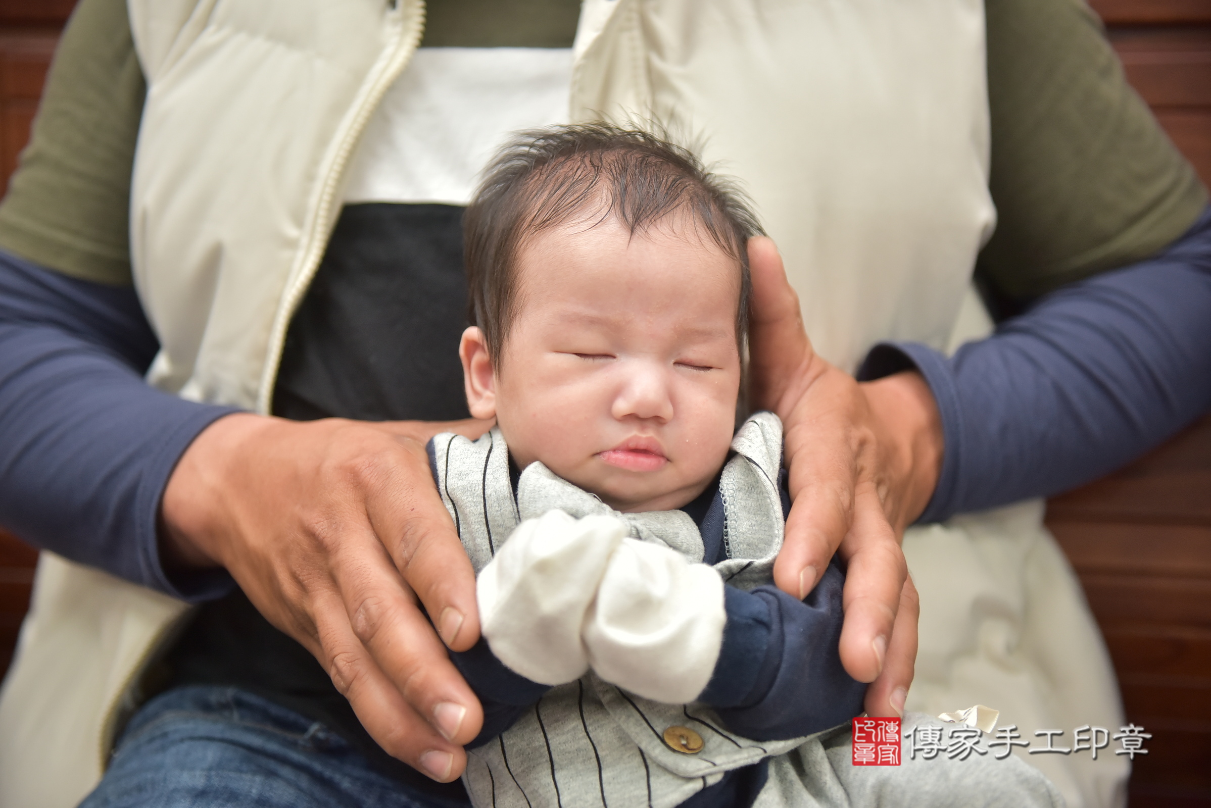 洪寶寶(台中市霧峰區到府嬰兒洪寶寶滿月剃頭理髮、到府嬰兒剃胎毛儀式吉祥話)。到府剃頭剃胎毛主持、專業拍照、證書。★購買「臍帶章、肚臍章、胎毛筆刷印章」贈送：剃頭、收涎、抓周，三選一。2024.2.3，照片1