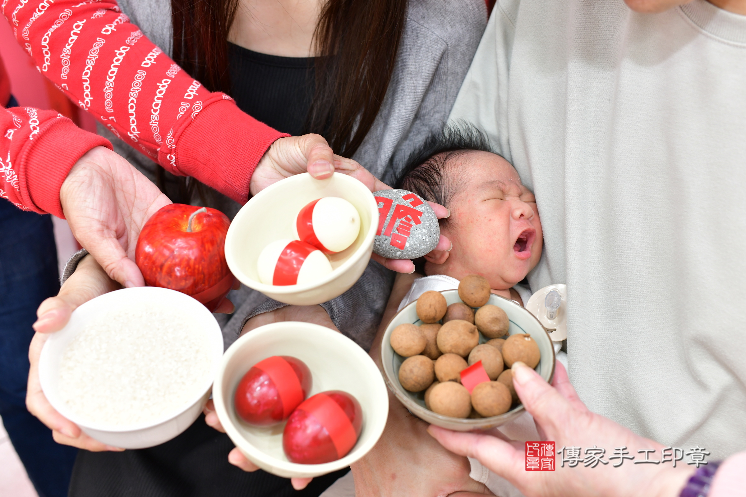 陳寶寶(台中市北區嬰兒寶寶滿月剃頭理髮、嬰兒剃胎毛儀式吉祥話)。中國風會場，爸媽寶貝穿「日中韓」古裝禮服。專業拍照、證書。★購買「臍帶章、肚臍章、胎毛筆刷印章」贈送：剃頭、收涎、抓周，三選一。2024.2.29，照片6