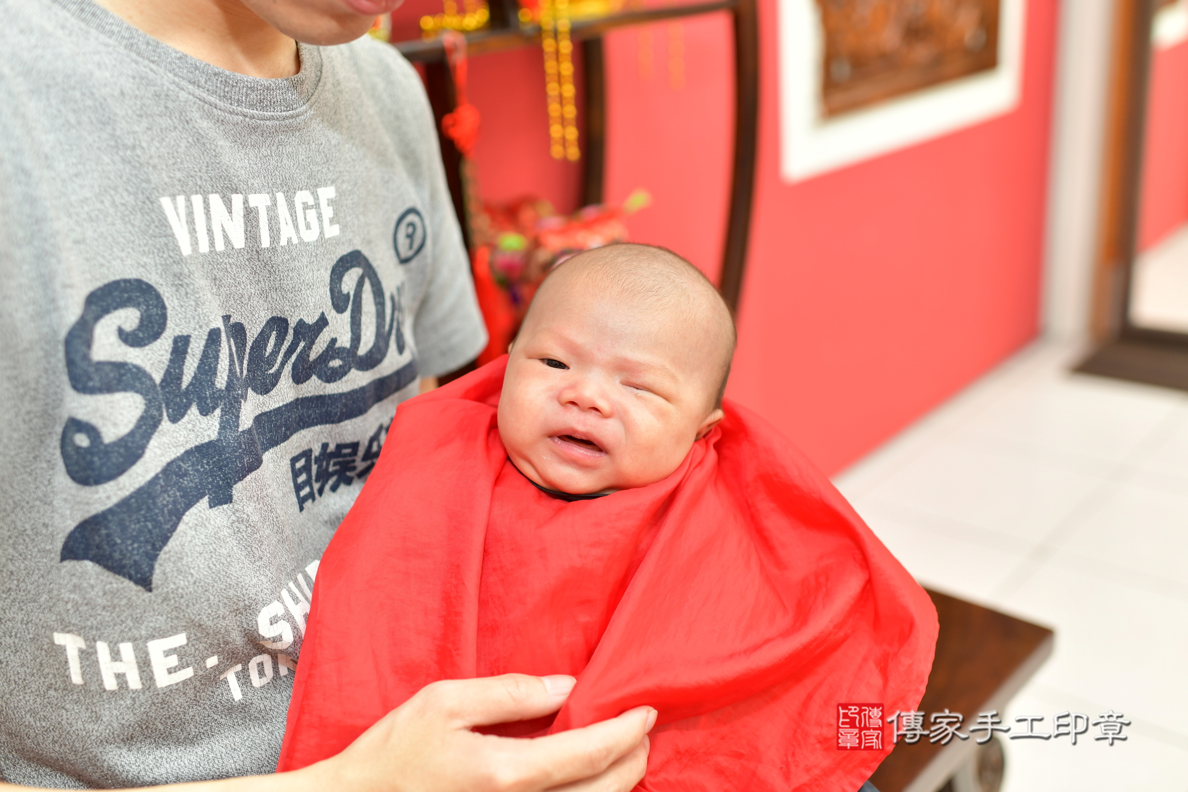 軒軒寶寶(台中市北區嬰兒寶寶滿月剃頭理髮、嬰兒剃胎毛儀式吉祥話)。中國風會場，爸媽寶貝穿「日中韓」古裝禮服。專業拍照、證書。★購買「臍帶章、肚臍章、胎毛筆刷印章」贈送：剃頭、收涎、抓周，三選一。2024.2.2，照片11