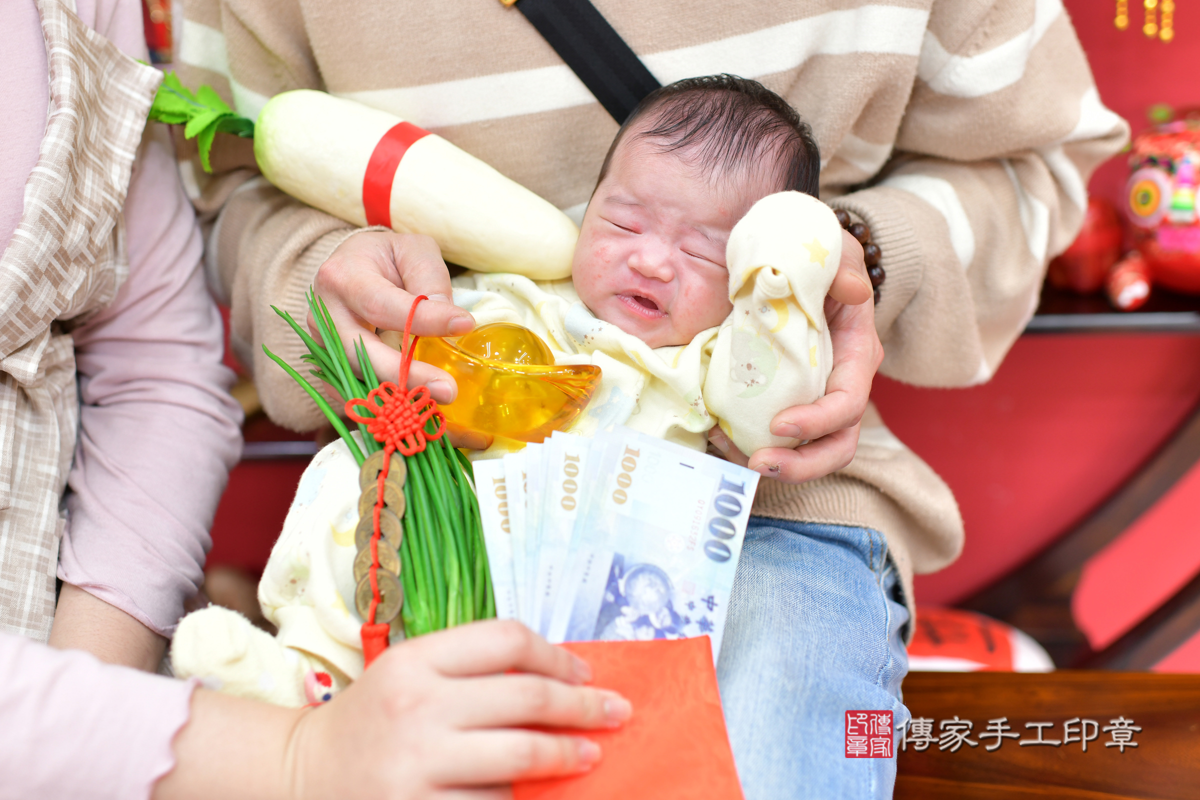 蕎蕎寶寶(台中市北區嬰兒寶寶滿月剃頭理髮、嬰兒剃胎毛儀式吉祥話)。中國風會場，爸媽寶貝穿「日中韓」古裝禮服。專業拍照、證書。★購買「臍帶章、肚臍章、胎毛筆刷印章」贈送：剃頭、收涎、抓周，三選一。2024.2.5，照片11