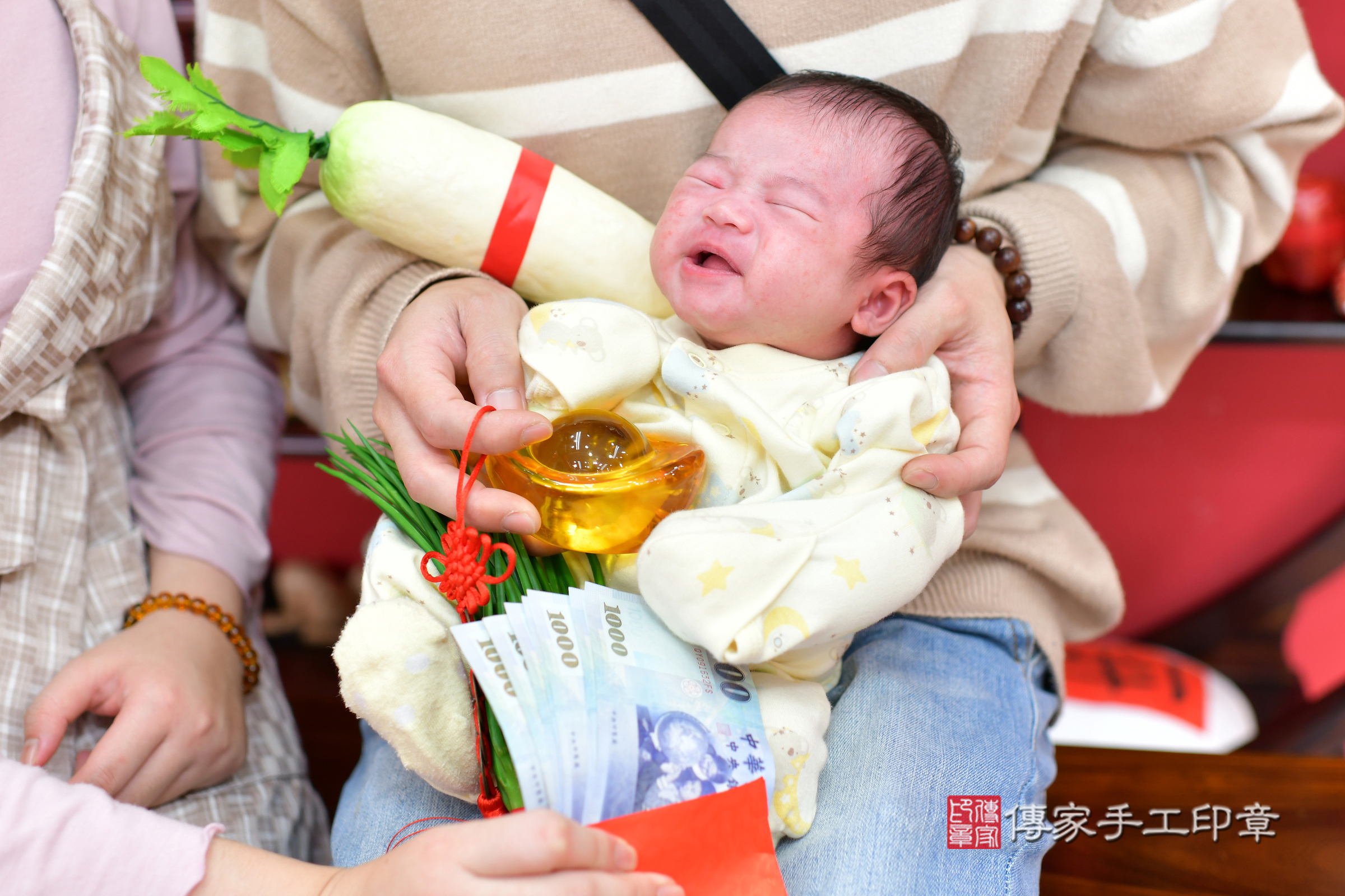 蕎蕎寶寶(台中市北區嬰兒寶寶滿月剃頭理髮、嬰兒剃胎毛儀式吉祥話)。中國風會場，爸媽寶貝穿「日中韓」古裝禮服。專業拍照、證書。★購買「臍帶章、肚臍章、胎毛筆刷印章」贈送：剃頭、收涎、抓周，三選一。2024.2.5，照片12