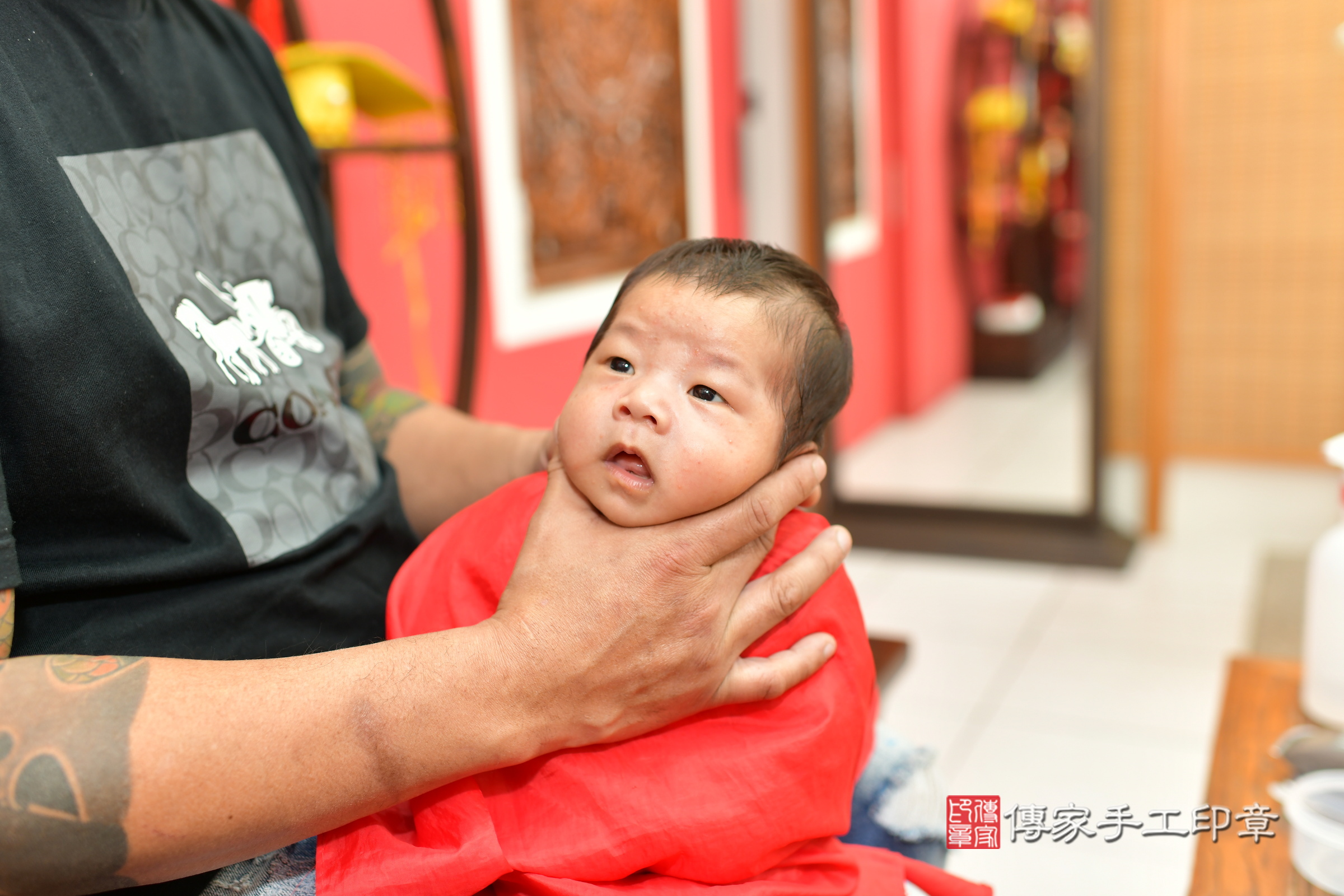 小逸寶寶(台中市北區嬰兒寶寶滿月剃頭理髮、嬰兒剃胎毛儀式吉祥話)。中國風會場，爸媽寶貝穿「日中韓」古裝禮服。專業拍照、證書。★購買「臍帶章、肚臍章、胎毛筆刷印章」贈送：剃頭、收涎、抓周，三選一。2024.2.28，照片13