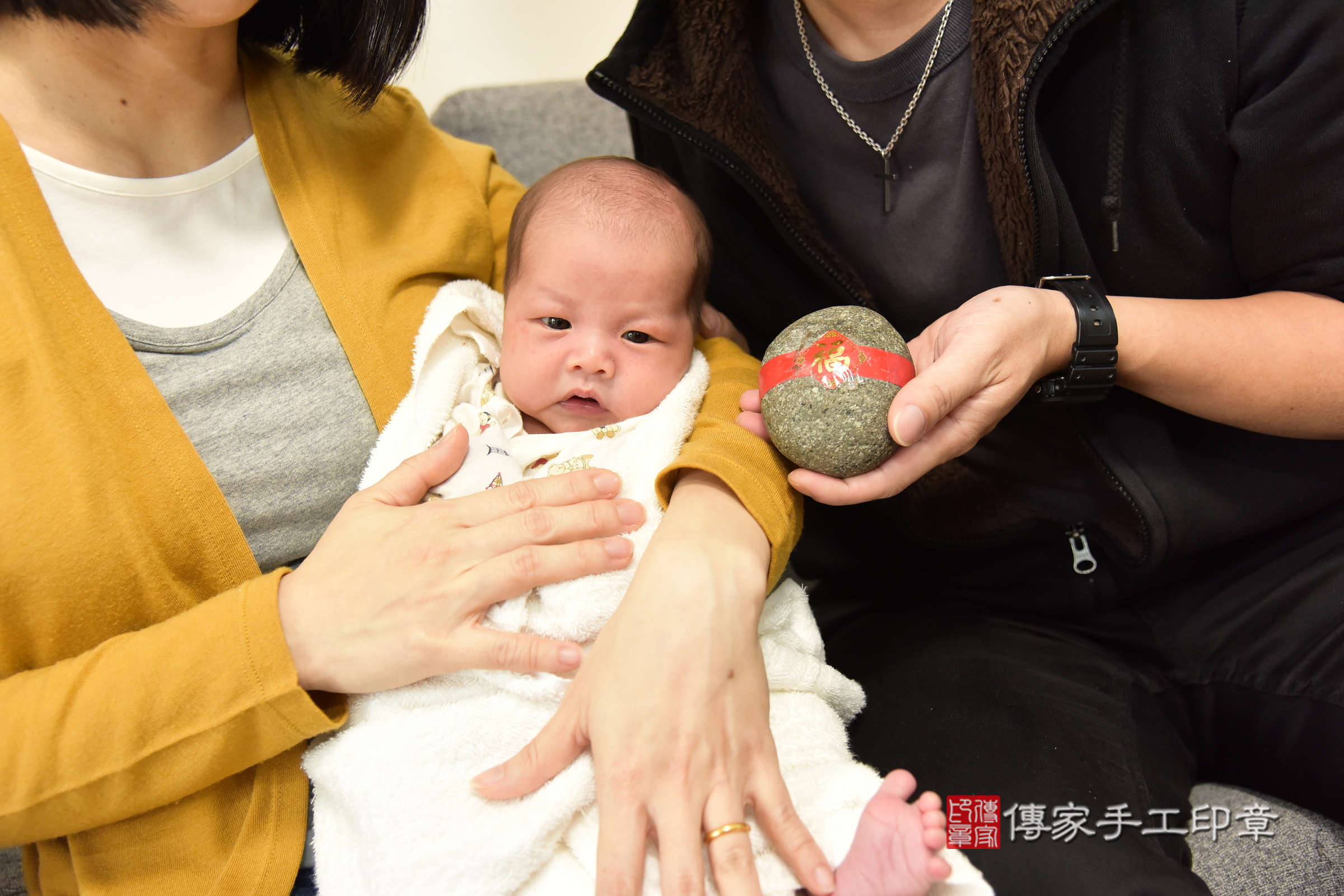 澤澤寶寶(台北市到府嬰兒澤澤寶寶滿月剃頭理髮、到府嬰兒剃胎毛儀式吉祥話)。到府剃頭剃胎毛主持、專業拍照、證書。★購買「臍帶章、肚臍章、胎毛筆刷印章」贈送：剃頭、收涎、抓周，三選一。2024.3.4，照片8