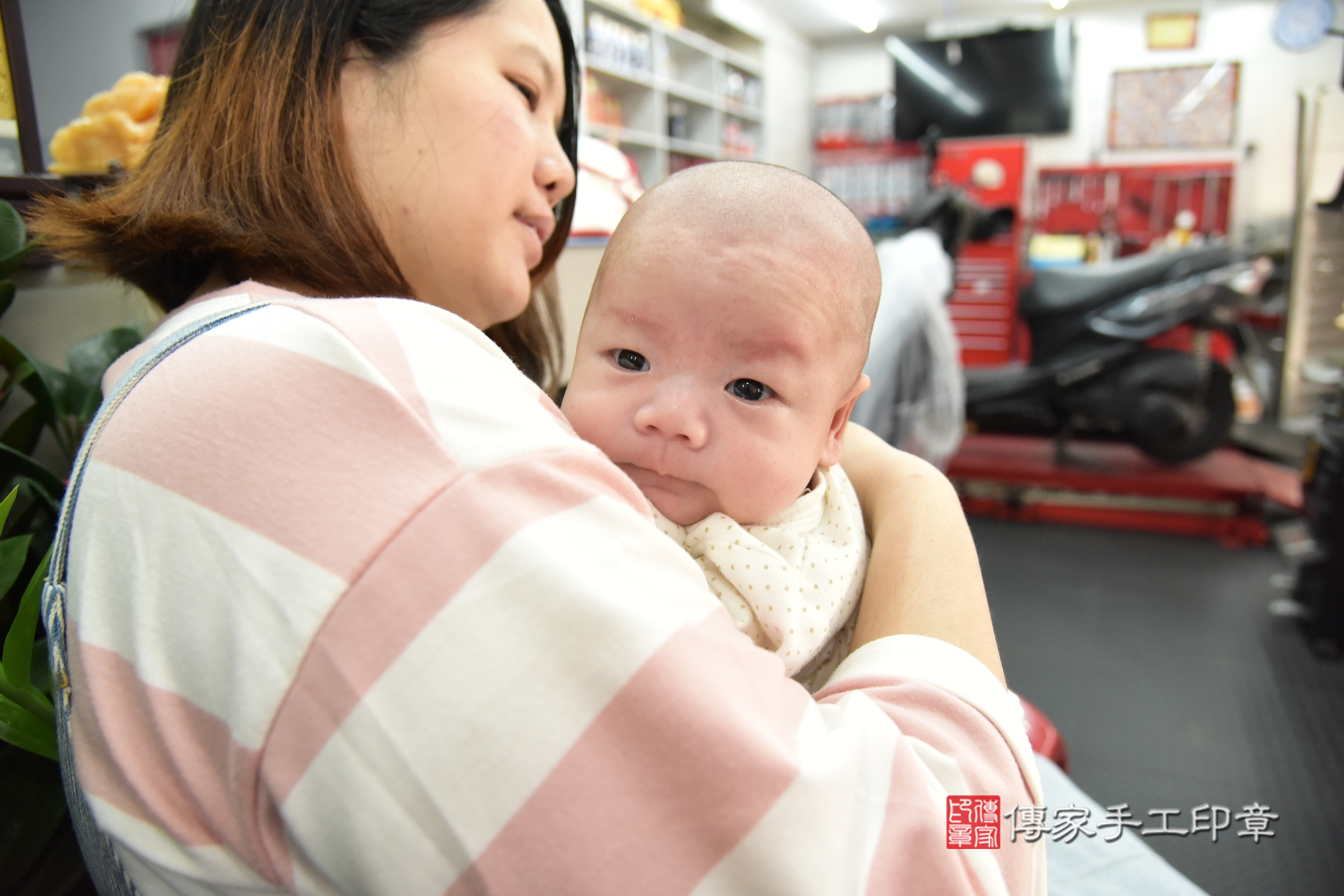 小升寶寶(新北市土城區到府嬰兒小升寶寶滿月剃頭理髮、到府嬰兒剃胎毛儀式吉祥話)。到府剃頭剃胎毛主持、專業拍照、證書。★購買「臍帶章、肚臍章、胎毛筆刷印章」贈送：剃頭、收涎、抓周，三選一。2024.3.5，照片13