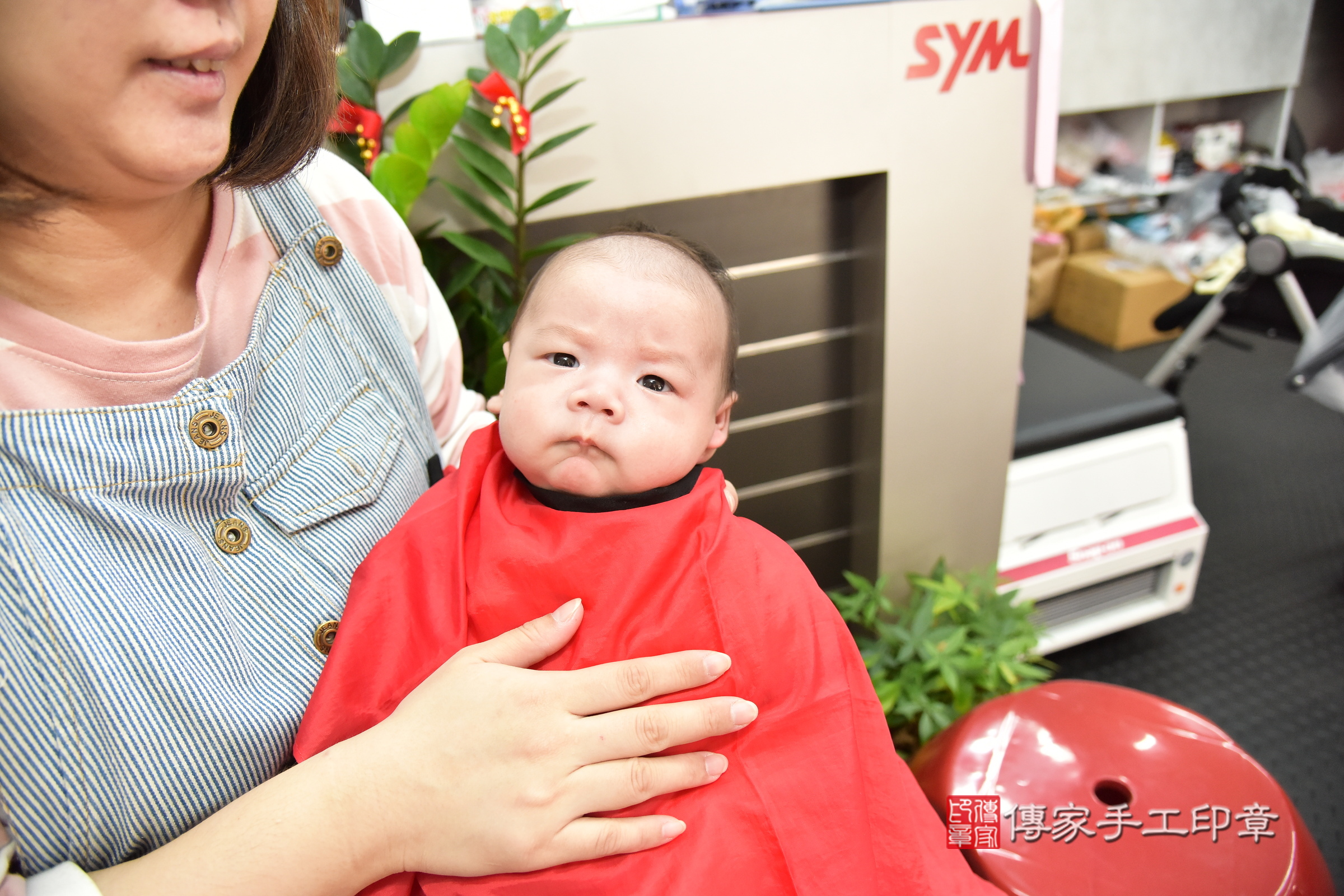 小升寶寶(新北市土城區到府嬰兒小升寶寶滿月剃頭理髮、到府嬰兒剃胎毛儀式吉祥話)。到府剃頭剃胎毛主持、專業拍照、證書。★購買「臍帶章、肚臍章、胎毛筆刷印章」贈送：剃頭、收涎、抓周，三選一。2024.3.5，照片1