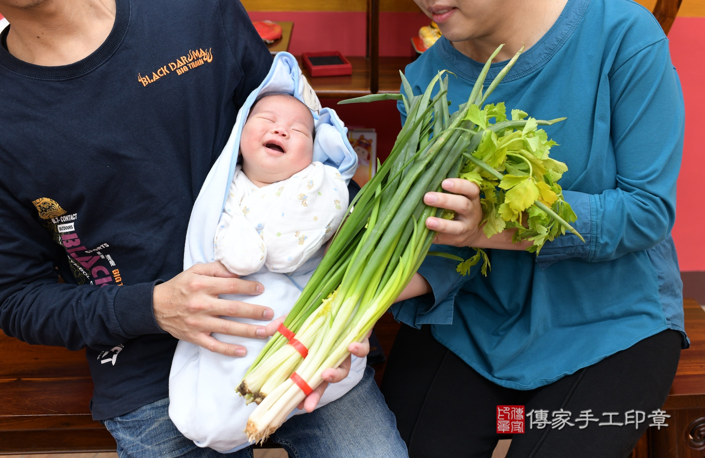 小辰辰寶寶(新北市永和區嬰兒寶寶滿月剃頭理髮、嬰兒剃胎毛儀式吉祥話)。中國風會場，爸媽寶貝穿「日中韓」古裝禮服。專業拍照、證書。★購買「臍帶章、肚臍章、胎毛筆刷印章」贈送：剃頭、收涎、抓周，三選一。2024.3.8，照片9