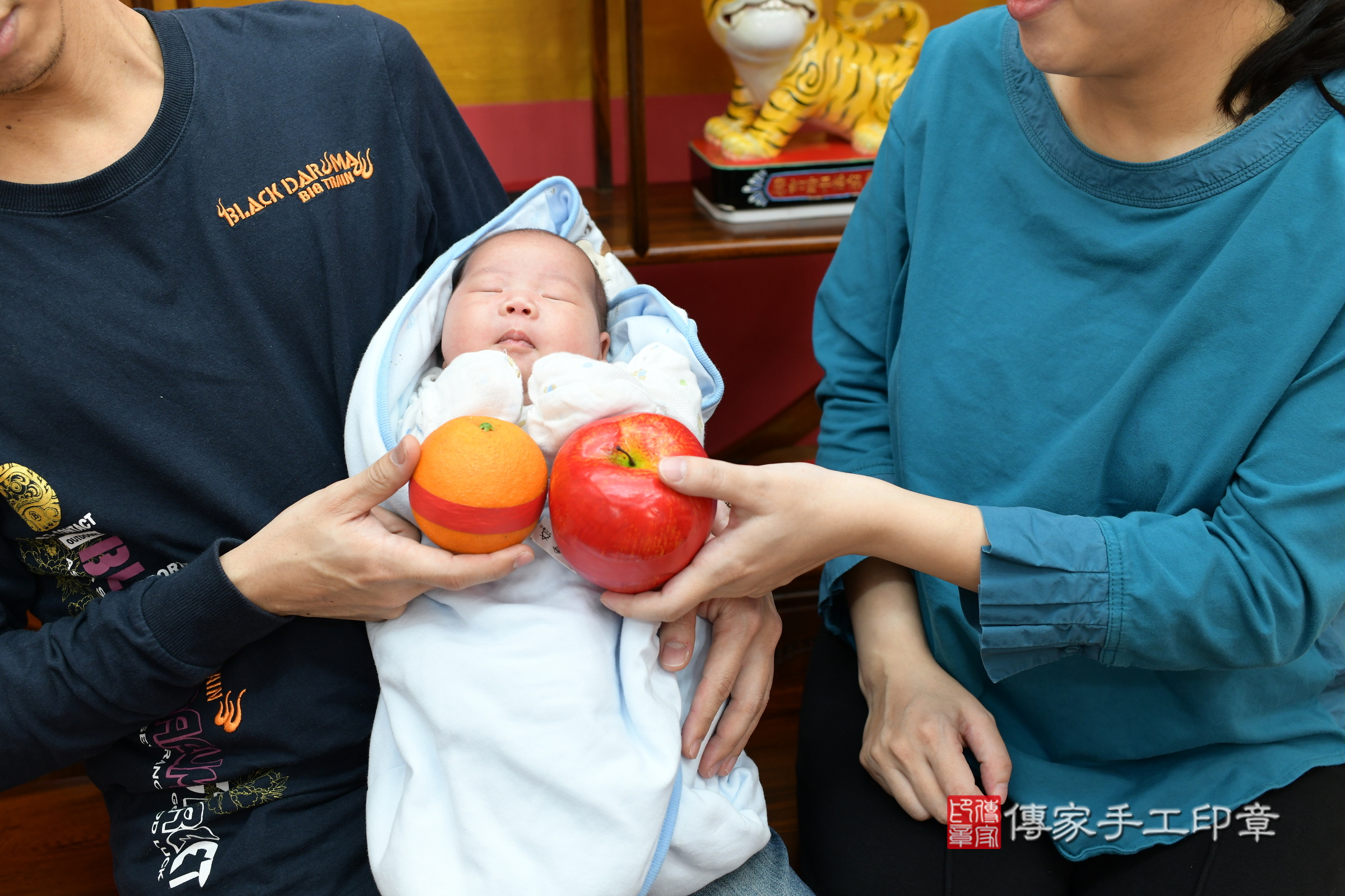 小辰辰寶寶(新北市永和區嬰兒寶寶滿月剃頭理髮、嬰兒剃胎毛儀式吉祥話)。中國風會場，爸媽寶貝穿「日中韓」古裝禮服。專業拍照、證書。★購買「臍帶章、肚臍章、胎毛筆刷印章」贈送：剃頭、收涎、抓周，三選一。2024.3.8，照片6