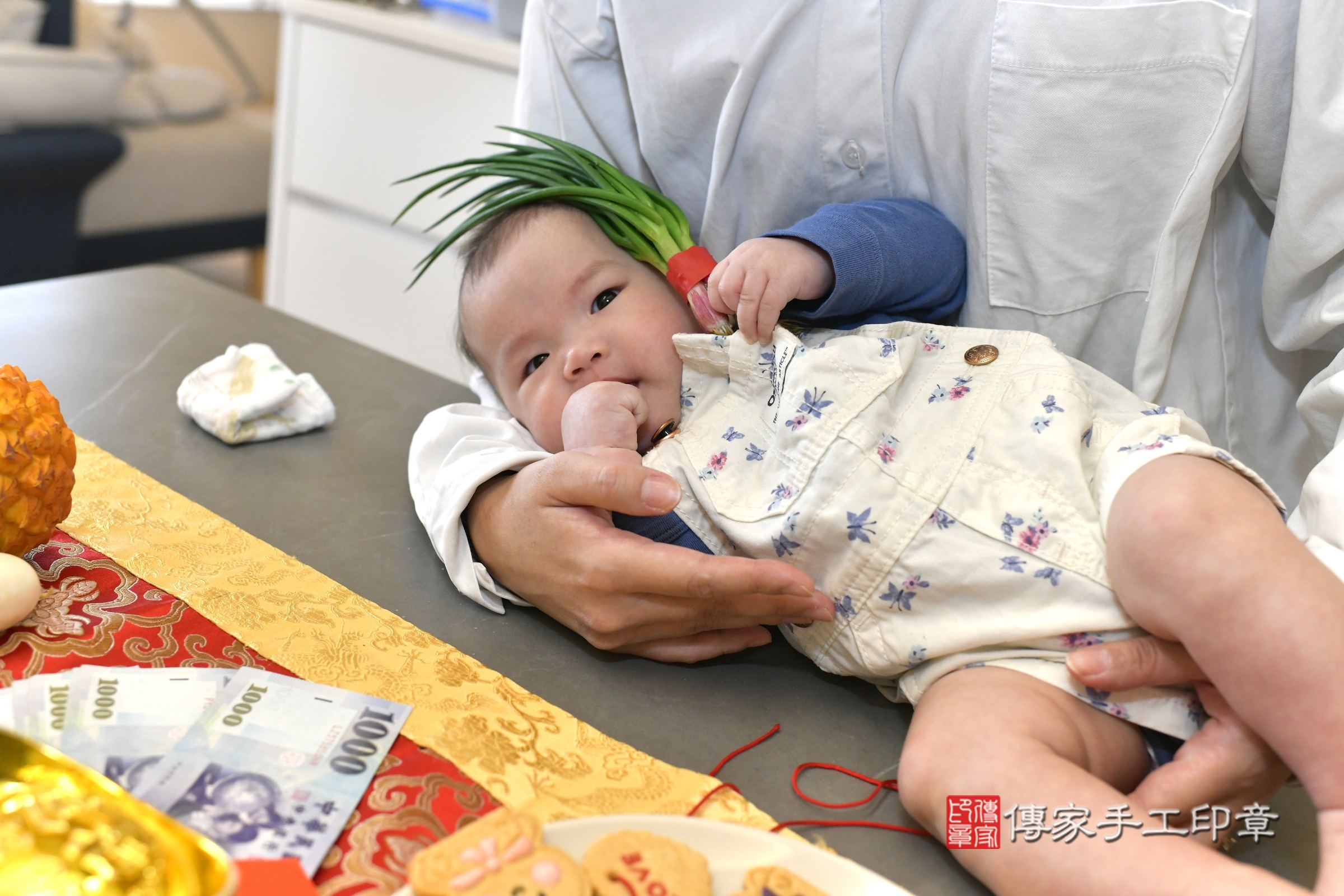 芊芊寶寶(新竹市香山區到府嬰兒芊芊寶寶滿月剃頭理髮、到府嬰兒剃胎毛儀式吉祥話)。到府剃頭剃胎毛主持、專業拍照、證書。★購買「臍帶章、肚臍章、胎毛筆刷印章」贈送：剃頭、收涎、抓周，三選一。2024.3.16，照片9