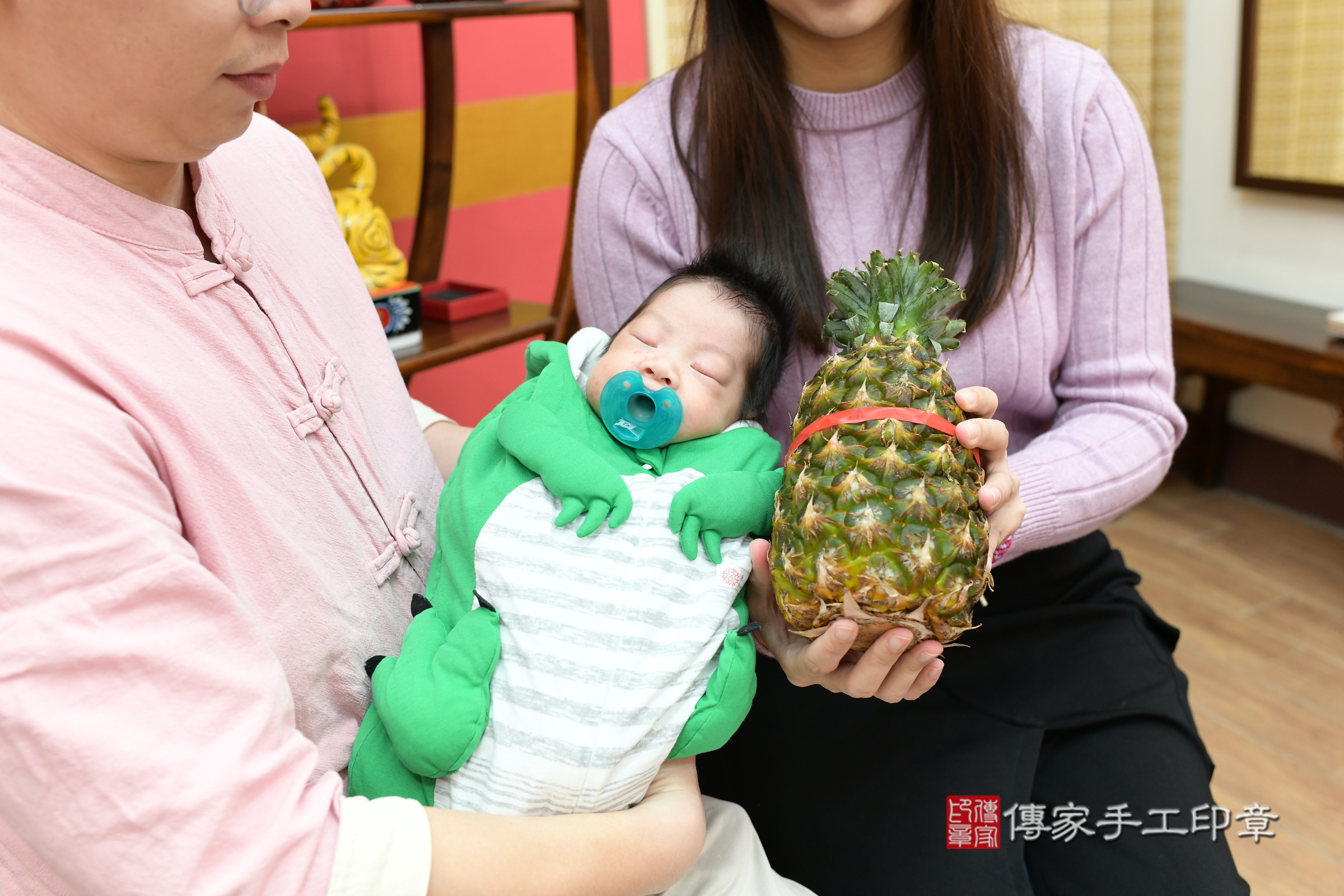 諺諺寶寶(新北市永和區嬰兒寶寶滿月剃頭理髮、嬰兒剃胎毛儀式吉祥話)。中國風會場，爸媽寶貝穿「日中韓」古裝禮服。專業拍照、證書。★購買「臍帶章、肚臍章、胎毛筆刷印章」贈送：剃頭、收涎、抓周，三選一。2024.3.11，照片17