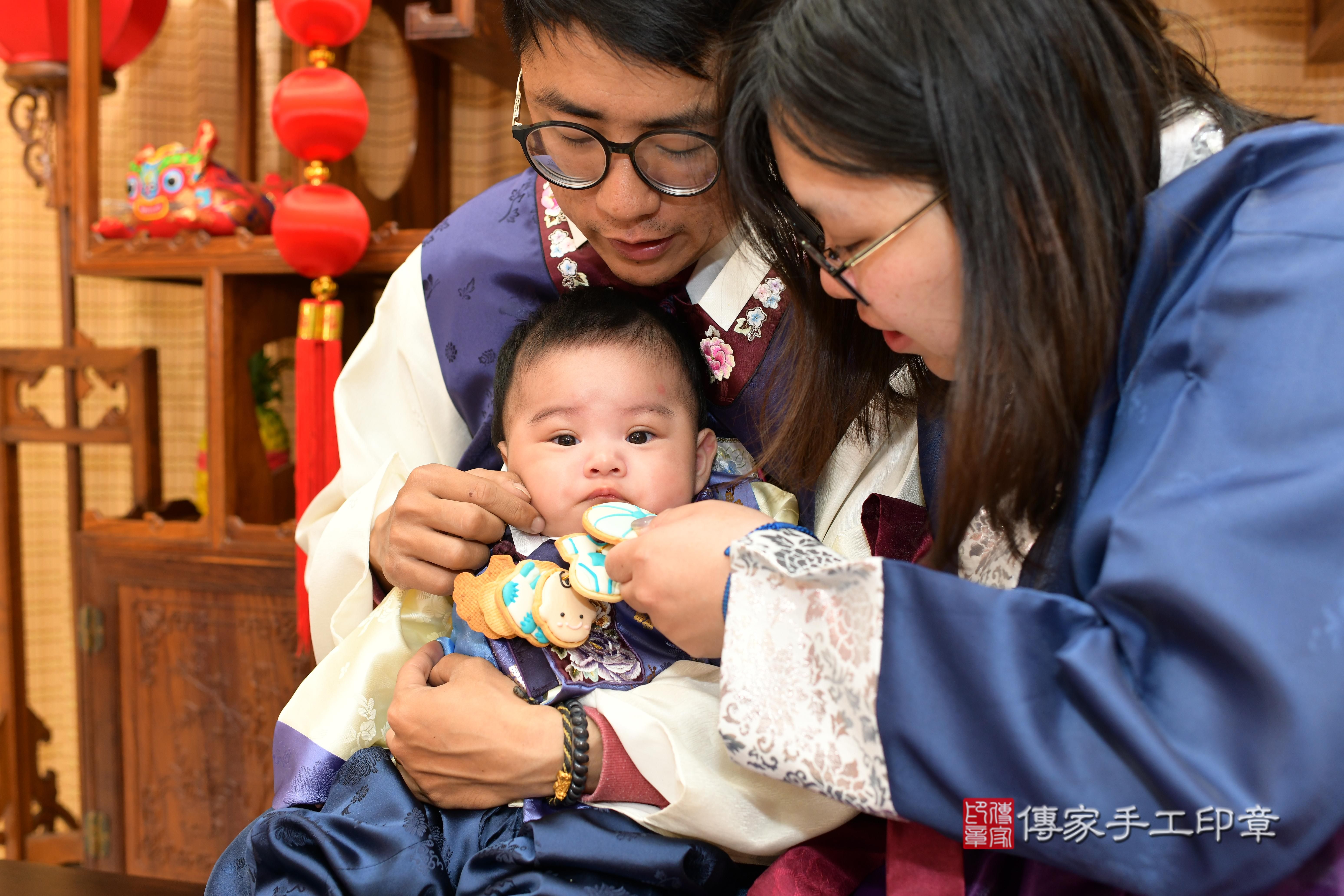 傳家手工印章台南店、抓周、度脺、中國風會場、傳家嬰兒古禮、吉祥話、抓周道具物品24種、拍照。抓周證書。寶寶抓周、滿周歲、生日快樂、祝福