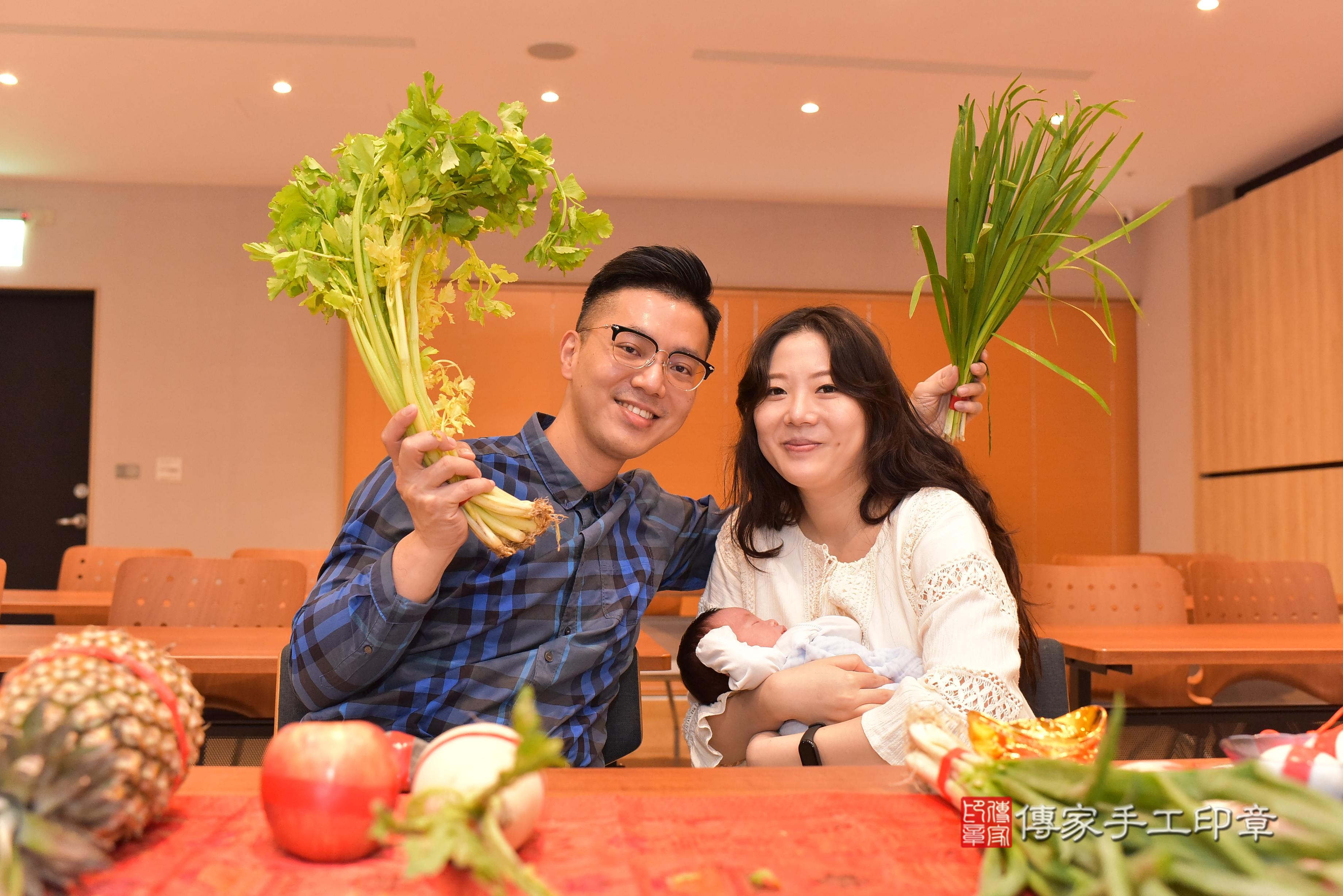 傳家手工印章台南店、抓周、度脺、中國風會場、傳家嬰兒古禮、吉祥話、抓周道具物品24種、拍照。抓周證書。寶寶抓周、滿周歲、生日快樂、祝福