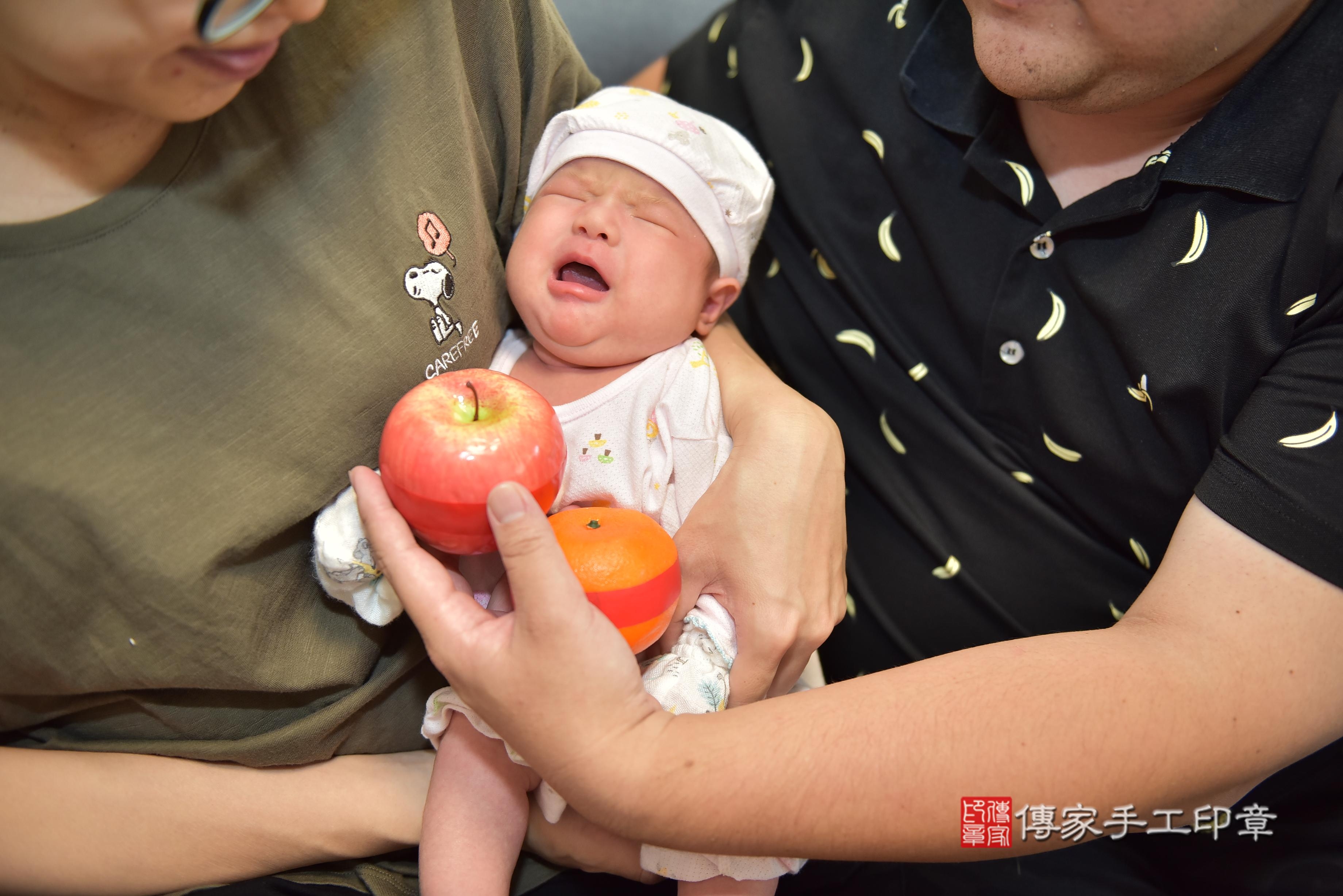 傳家手工印章台南店、抓周、度脺、中國風會場、傳家嬰兒古禮、吉祥話、抓周道具物品24種、拍照。抓周證書。寶寶抓周、滿周歲、生日快樂、祝福