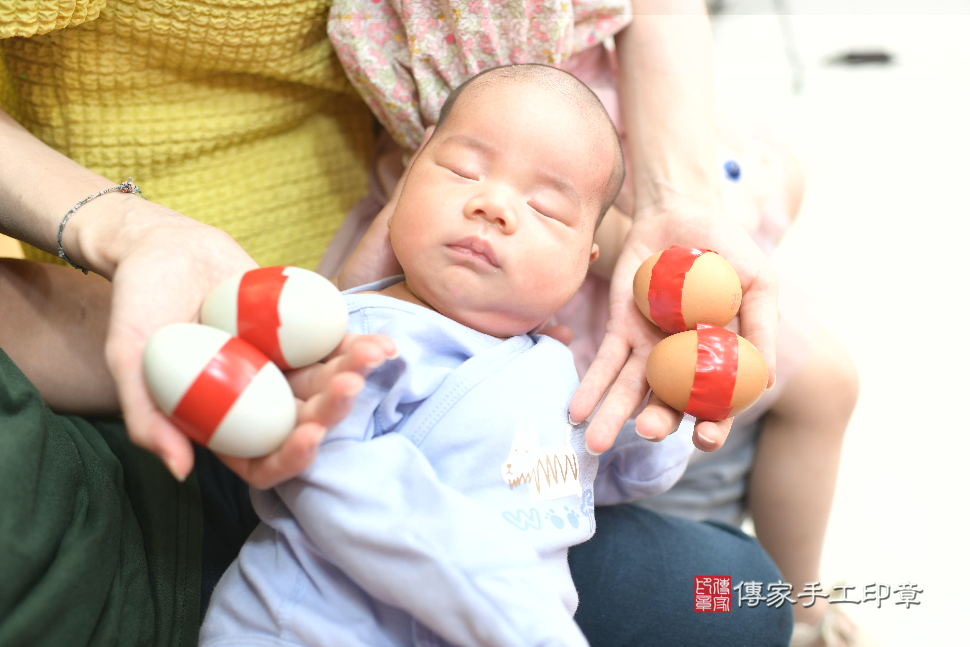 傳家手工印章台南店、抓周、度脺、中國風會場、傳家嬰兒古禮、吉祥話、抓周道具物品24種、拍照。抓周證書。寶寶抓周、滿周歲、生日快樂、祝福