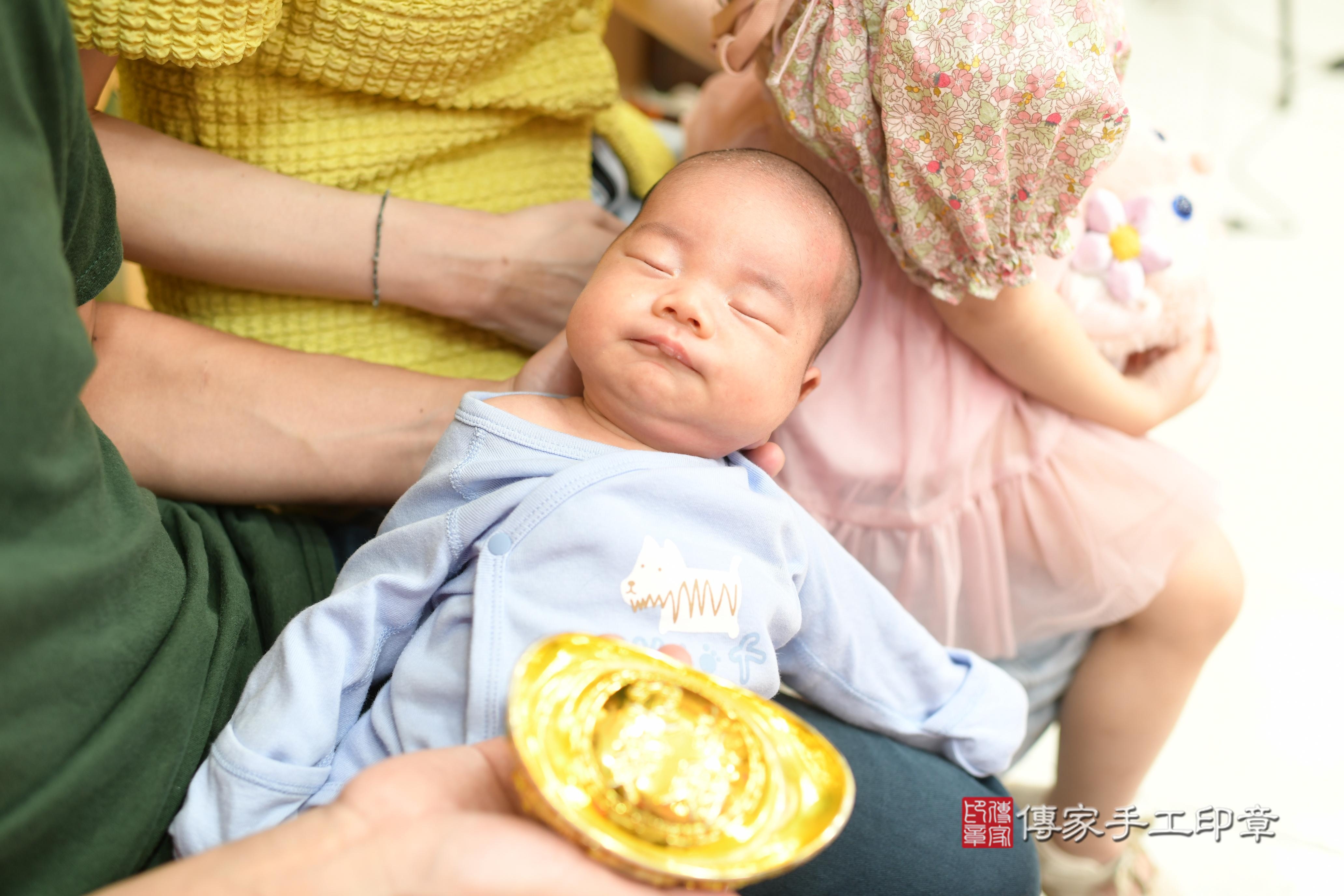 傳家手工印章台南店、抓周、度脺、中國風會場、傳家嬰兒古禮、吉祥話、抓周道具物品24種、拍照。抓周證書。寶寶抓周、滿周歲、生日快樂、祝福