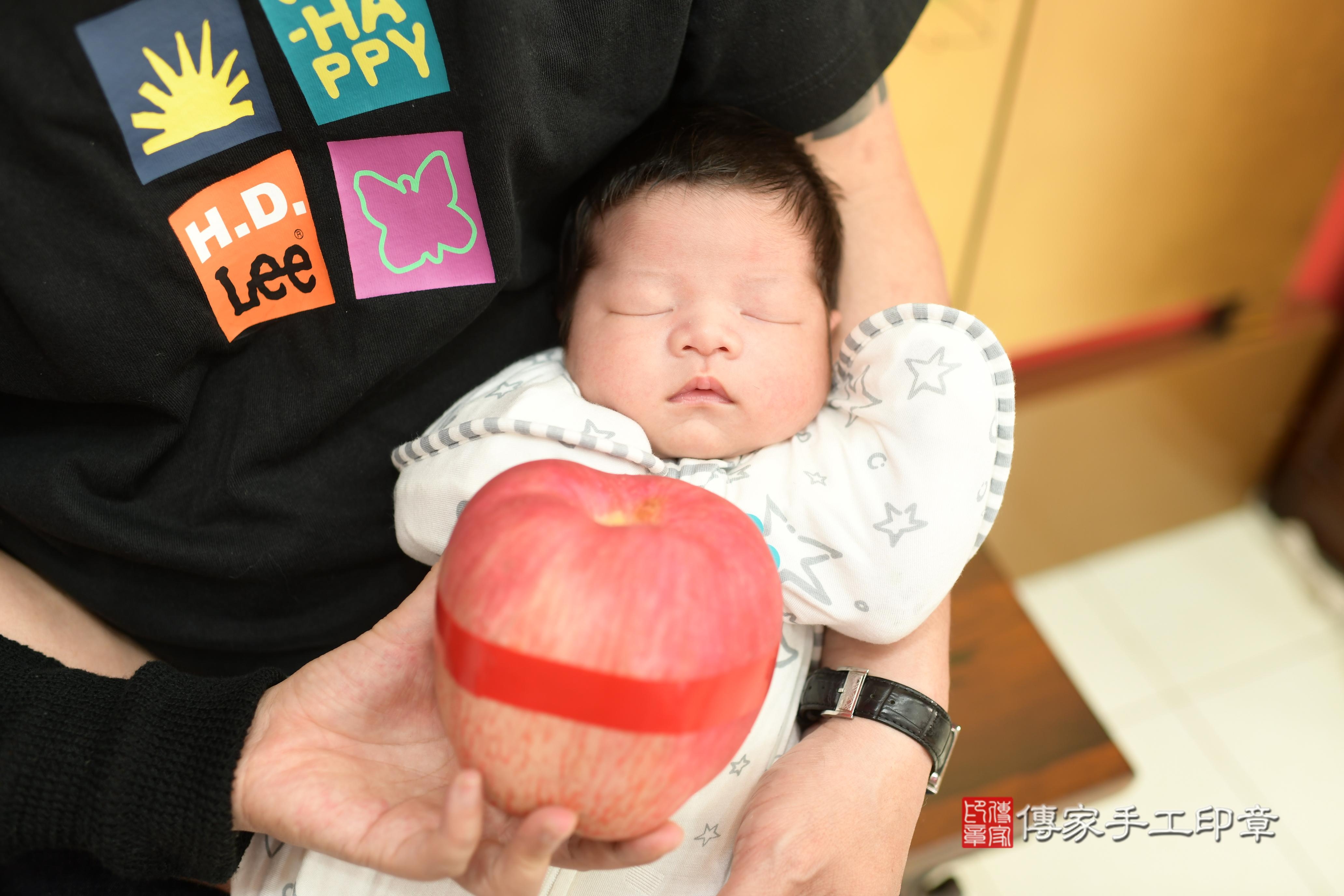 傳家手工印章台南店、抓周、度脺、中國風會場、傳家嬰兒古禮、吉祥話、抓周道具物品24種、拍照。抓周證書。寶寶抓周、滿周歲、生日快樂、祝福