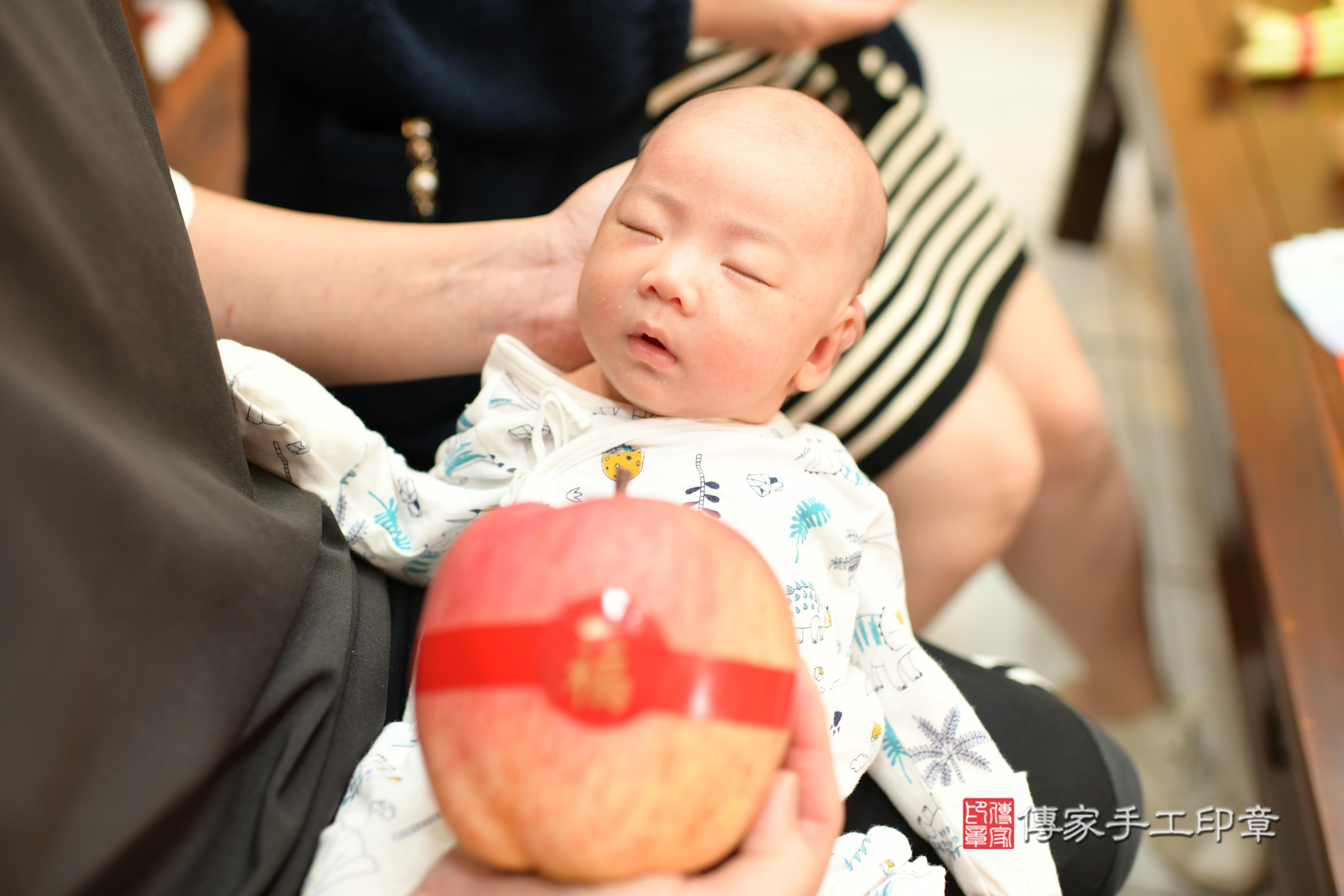 傳家手工印章台南店、抓周、度脺、中國風會場、傳家嬰兒古禮、吉祥話、抓周道具物品24種、拍照。抓周證書。寶寶抓周、滿周歲、生日快樂、祝福