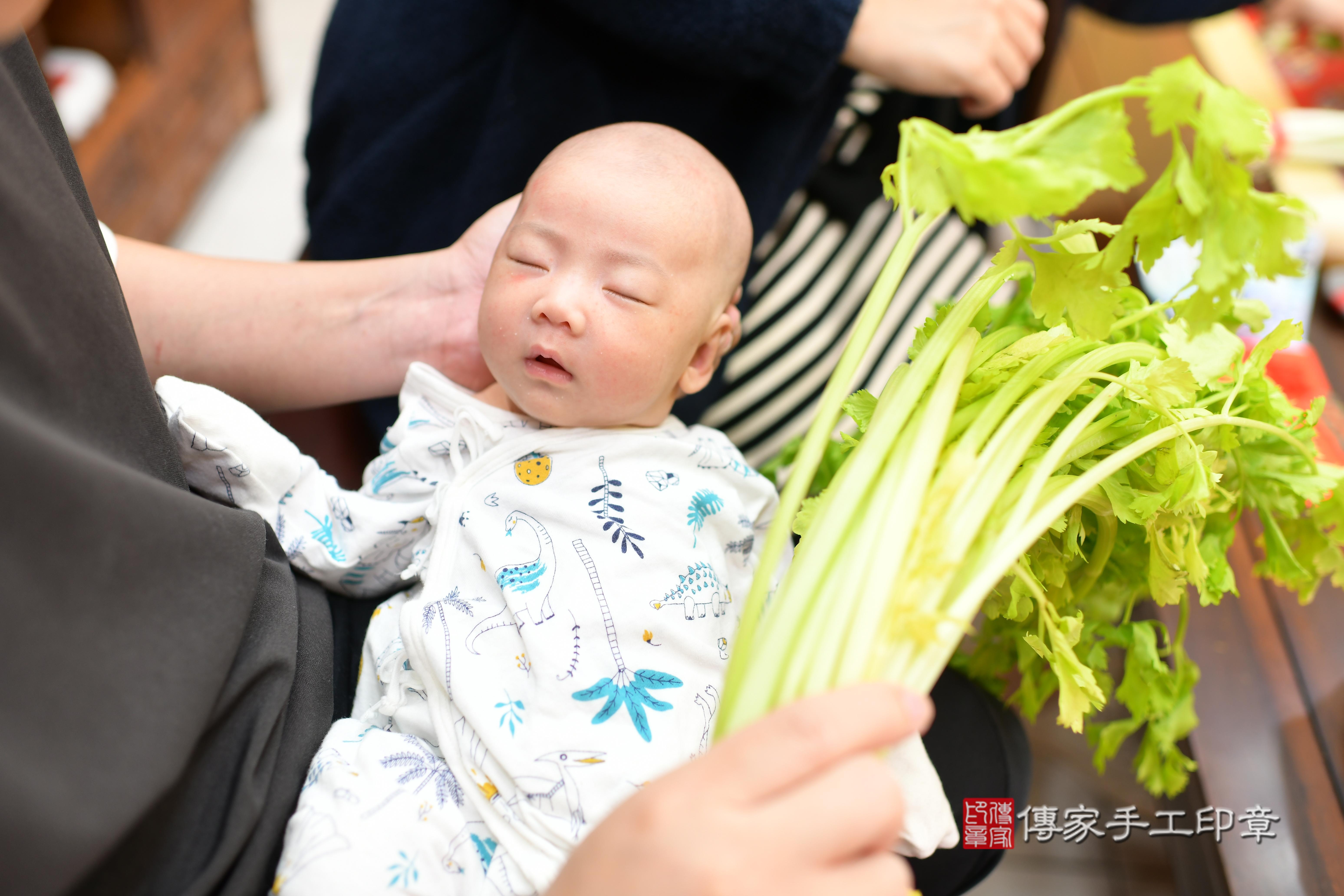 傳家手工印章台南店、抓周、度脺、中國風會場、傳家嬰兒古禮、吉祥話、抓周道具物品24種、拍照。抓周證書。寶寶抓周、滿周歲、生日快樂、祝福