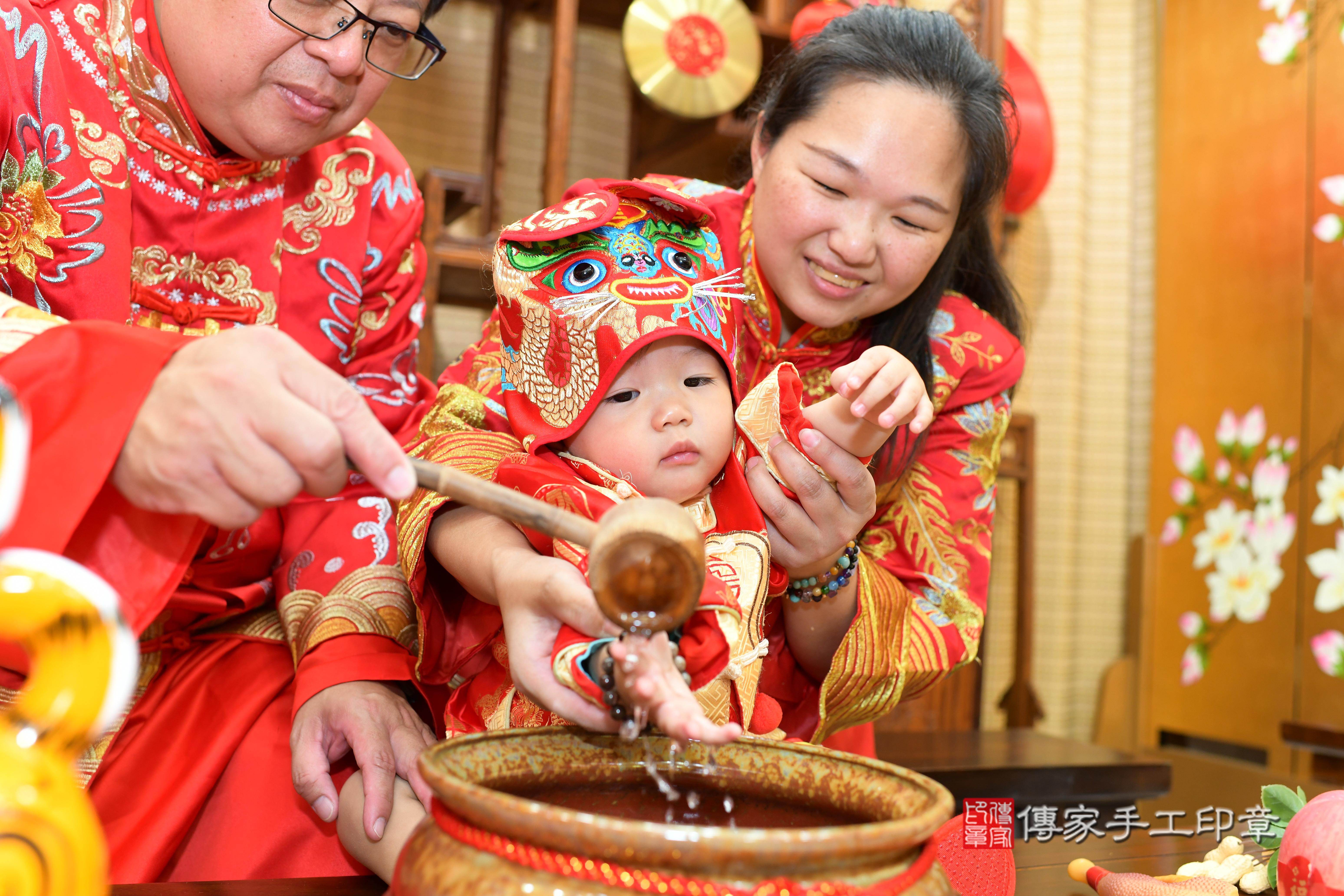 傳家手工印章台南店、抓周、度脺、中國風會場、傳家嬰兒古禮、吉祥話、抓周道具物品24種、拍照。抓周證書。寶寶抓周、滿周歲、生日快樂、祝福