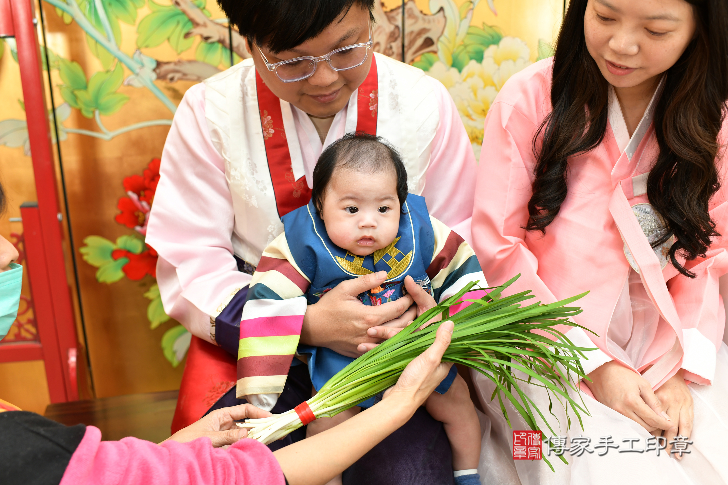 瑞瑞寶寶(台北市大同區嬰兒寶寶滿月剃頭理髮、嬰兒剃胎毛儀式吉祥話)。中國風會場，爸媽寶貝穿「日中韓」古裝禮服。專業拍照、證書。★購買「臍帶章、肚臍章、胎毛筆刷印章」贈送：剃頭、收涎、抓周，三選一。2024.3.10，照片15