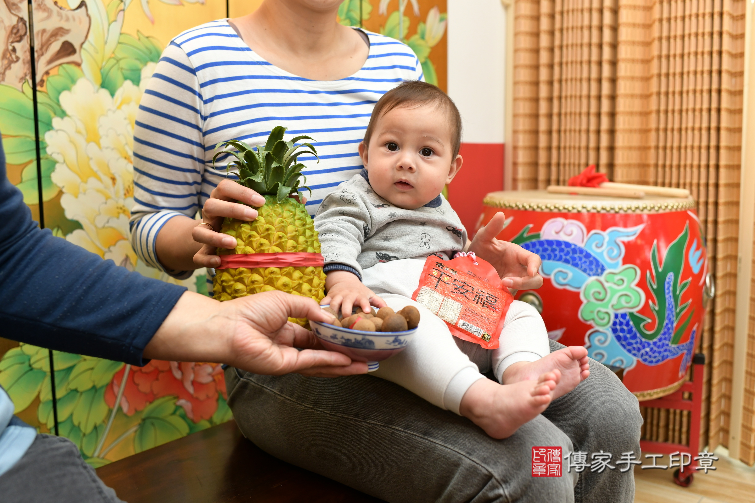 小澔寶寶(台北市大同區嬰兒寶寶滿月剃頭理髮、嬰兒剃胎毛儀式吉祥話)。中國風會場，爸媽寶貝穿「日中韓」古裝禮服。專業拍照、證書。★購買「臍帶章、肚臍章、胎毛筆刷印章」贈送：剃頭、收涎、抓周，三選一。2024.3.19，照片12