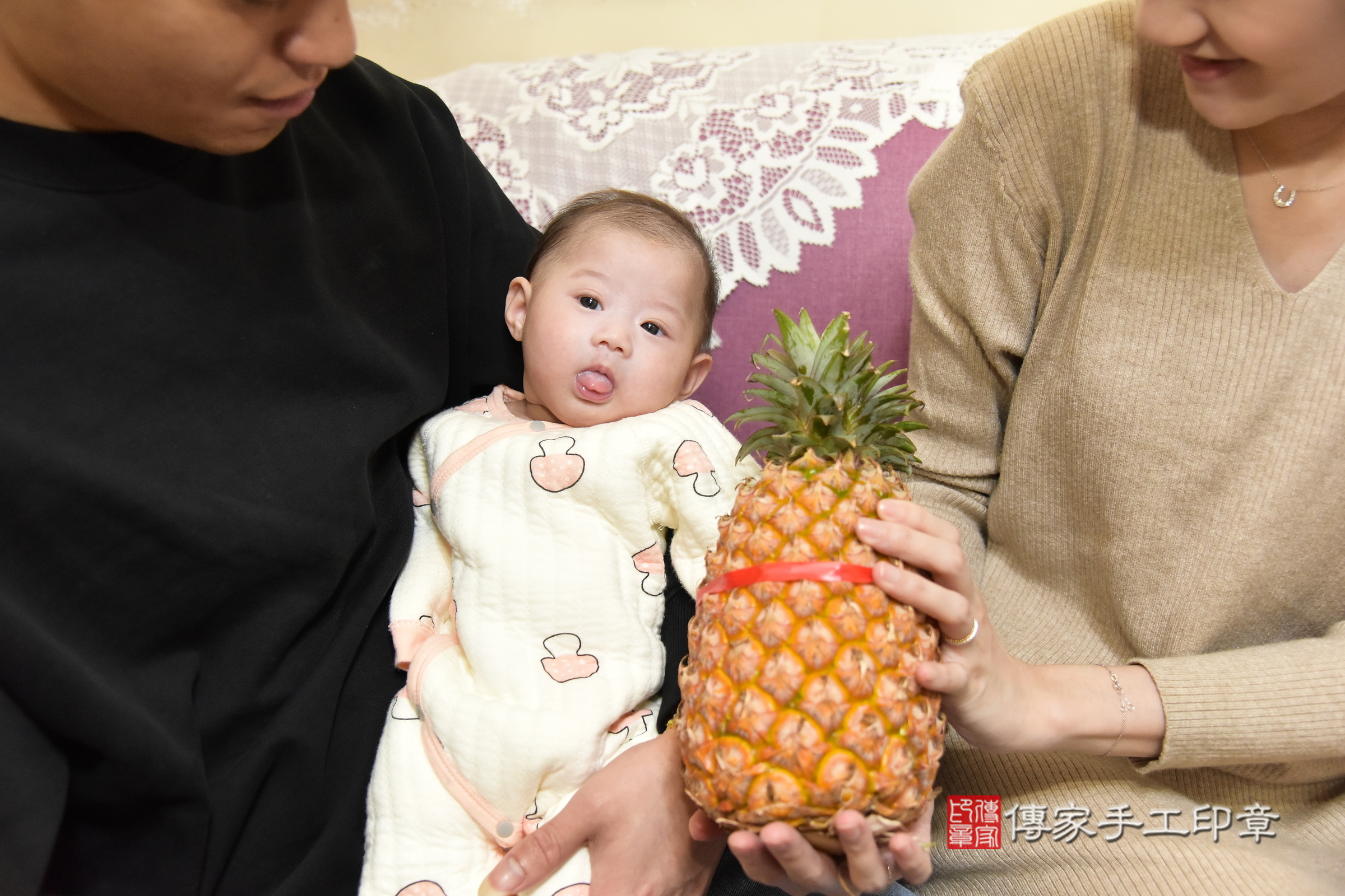 小涵寶寶(新北市八里區到府嬰兒小涵寶寶滿月剃頭理髮、到府嬰兒剃胎毛儀式吉祥話)。到府剃頭剃胎毛主持、專業拍照、證書。★購買「臍帶章、肚臍章、胎毛筆刷印章」贈送：剃頭、收涎、抓周，三選一。2024.3.20，照片12