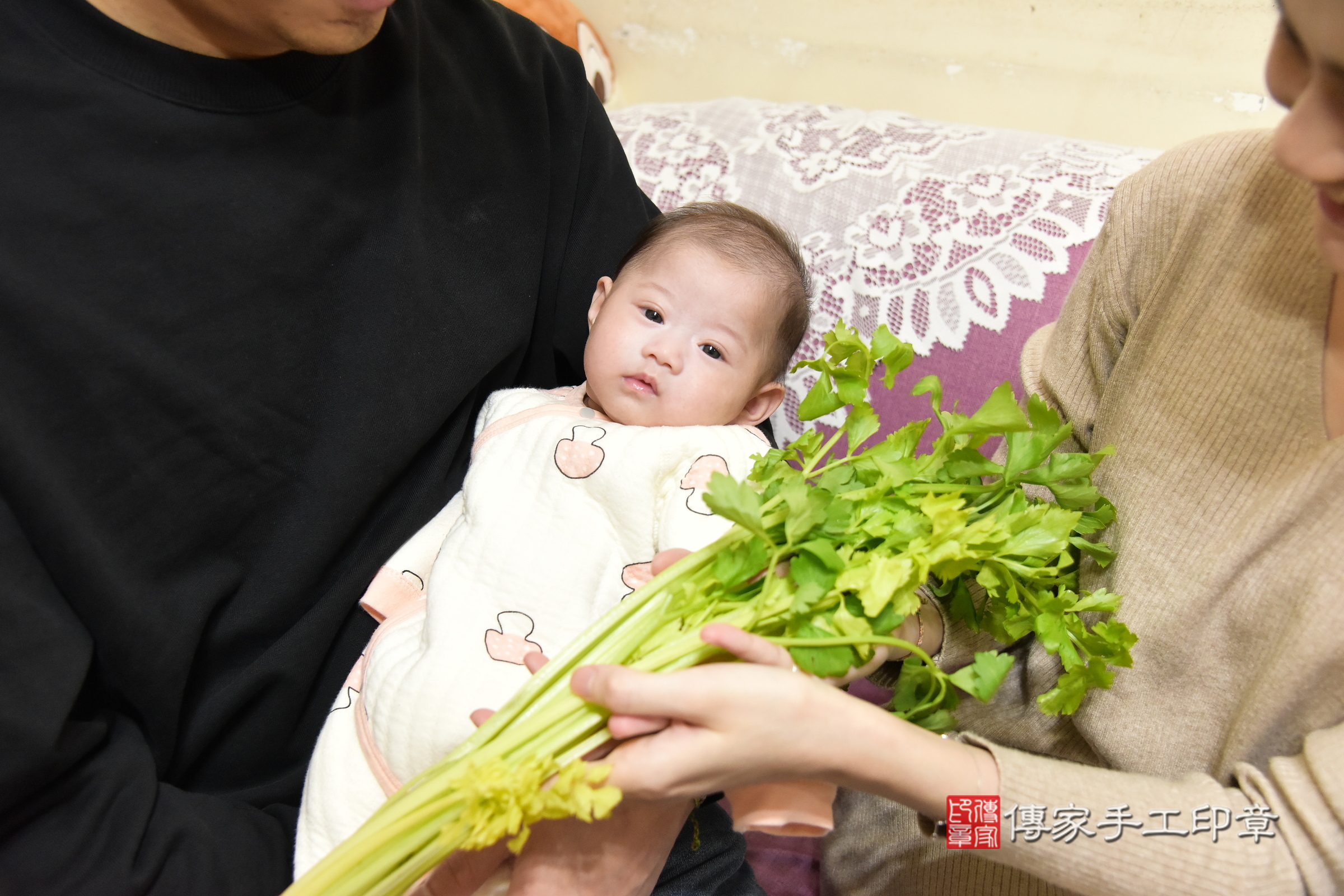 小涵寶寶(新北市八里區到府嬰兒小涵寶寶滿月剃頭理髮、到府嬰兒剃胎毛儀式吉祥話)。到府剃頭剃胎毛主持、專業拍照、證書。★購買「臍帶章、肚臍章、胎毛筆刷印章」贈送：剃頭、收涎、抓周，三選一。2024.3.20，照片11