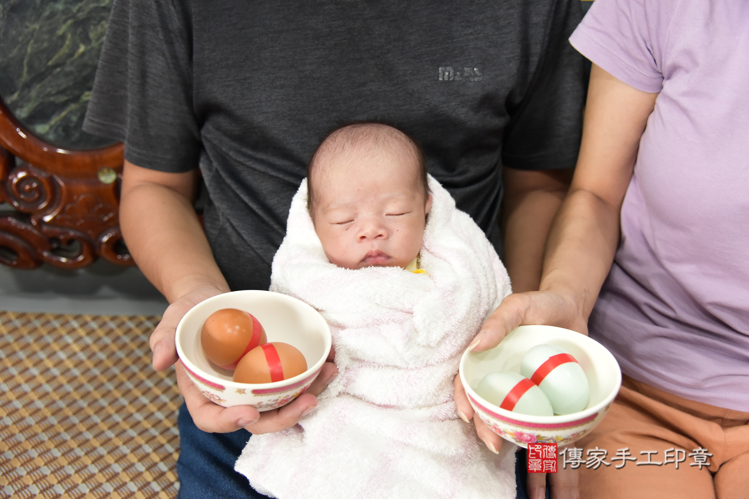 小升寶寶(新北市土城區到府嬰兒小升寶寶滿月剃頭理髮、到府嬰兒剃胎毛儀式吉祥話)。到府剃頭剃胎毛主持、專業拍照、證書。★購買「臍帶章、肚臍章、胎毛筆刷印章」贈送：剃頭、收涎、抓周，三選一。2024.3.27，照片4