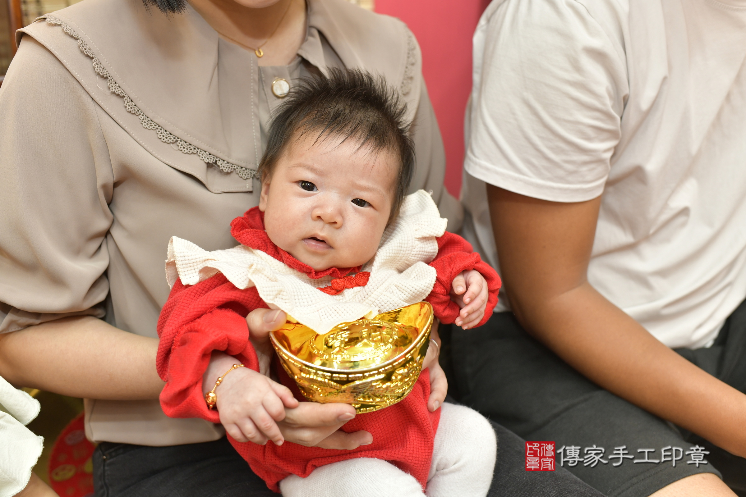 小琄琄寶寶(新竹市香山區嬰兒寶寶滿月剃頭理髮、嬰兒剃胎毛儀式吉祥話)。中國風會場，爸媽寶貝穿「日中韓」古裝禮服。專業拍照、證書。★購買「臍帶章、肚臍章、胎毛筆刷印章」贈送：剃頭、收涎、抓周，三選一。2024.3.30，照片1