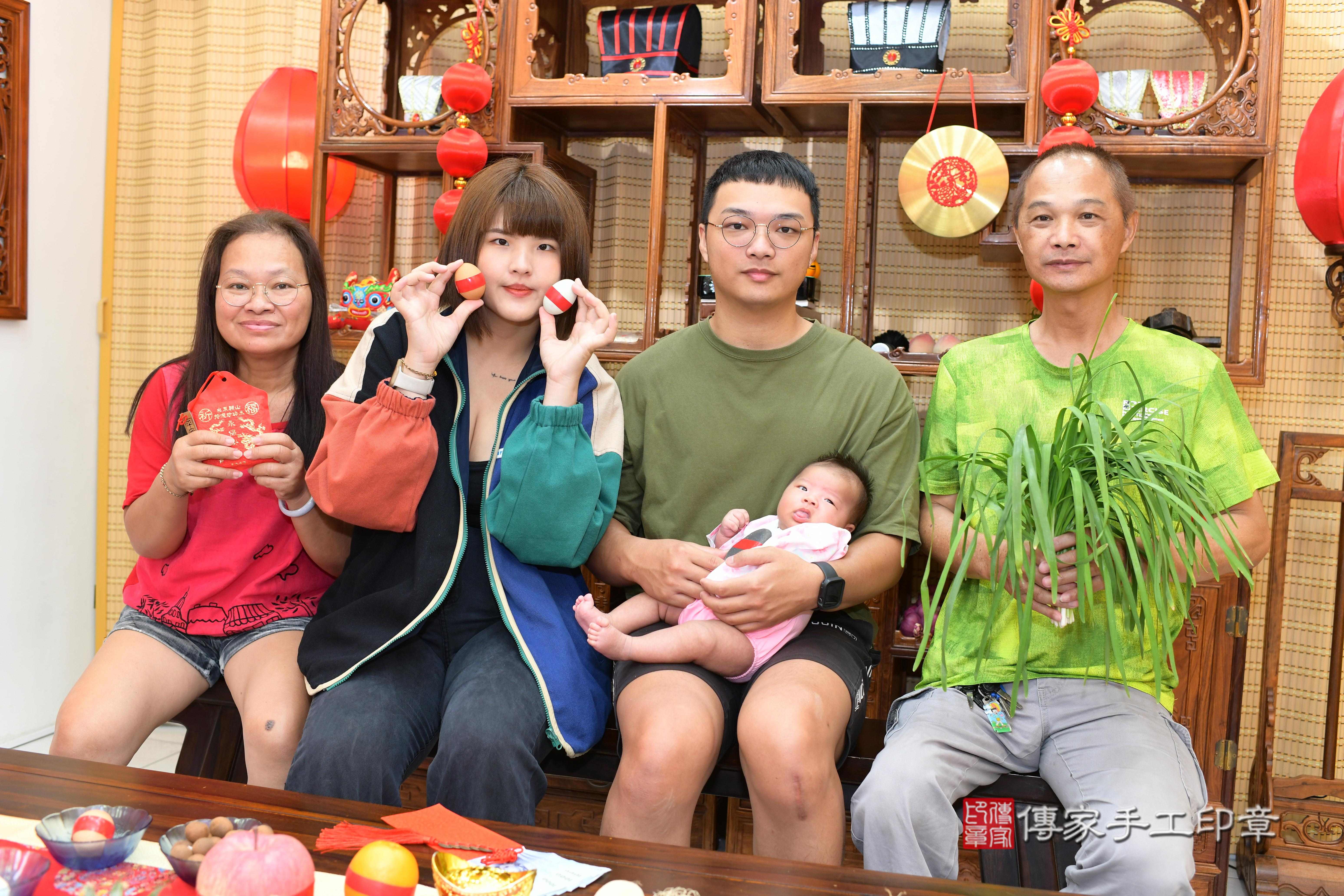 傳家手工印章台南店、抓周、度脺、中國風會場、傳家嬰兒古禮、吉祥話、抓周道具物品24種、拍照。抓周證書。寶寶抓周、滿周歲、生日快樂、祝福