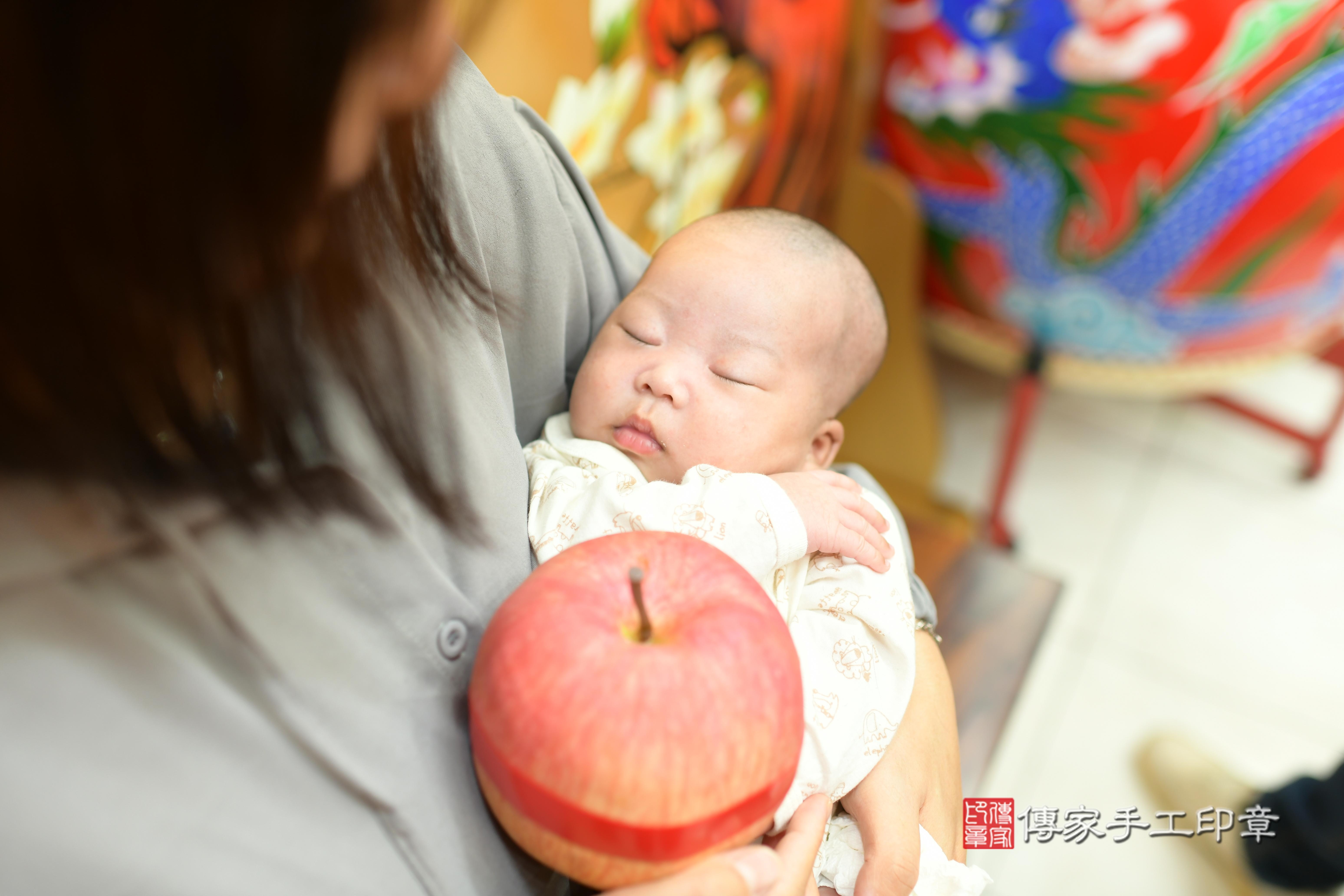 傳家手工印章台南店、抓周、度脺、中國風會場、傳家嬰兒古禮、吉祥話、抓周道具物品24種、拍照。抓周證書。寶寶抓周、滿周歲、生日快樂、祝福