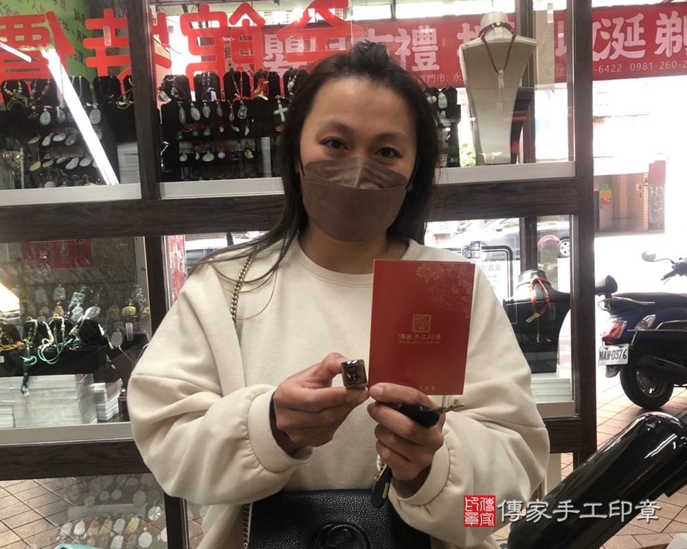 顧客滿意推薦開運臍髮印章-新北市永和區-江小姐。印章材質：全手工噴砂黃虎眼石。2024.02.29