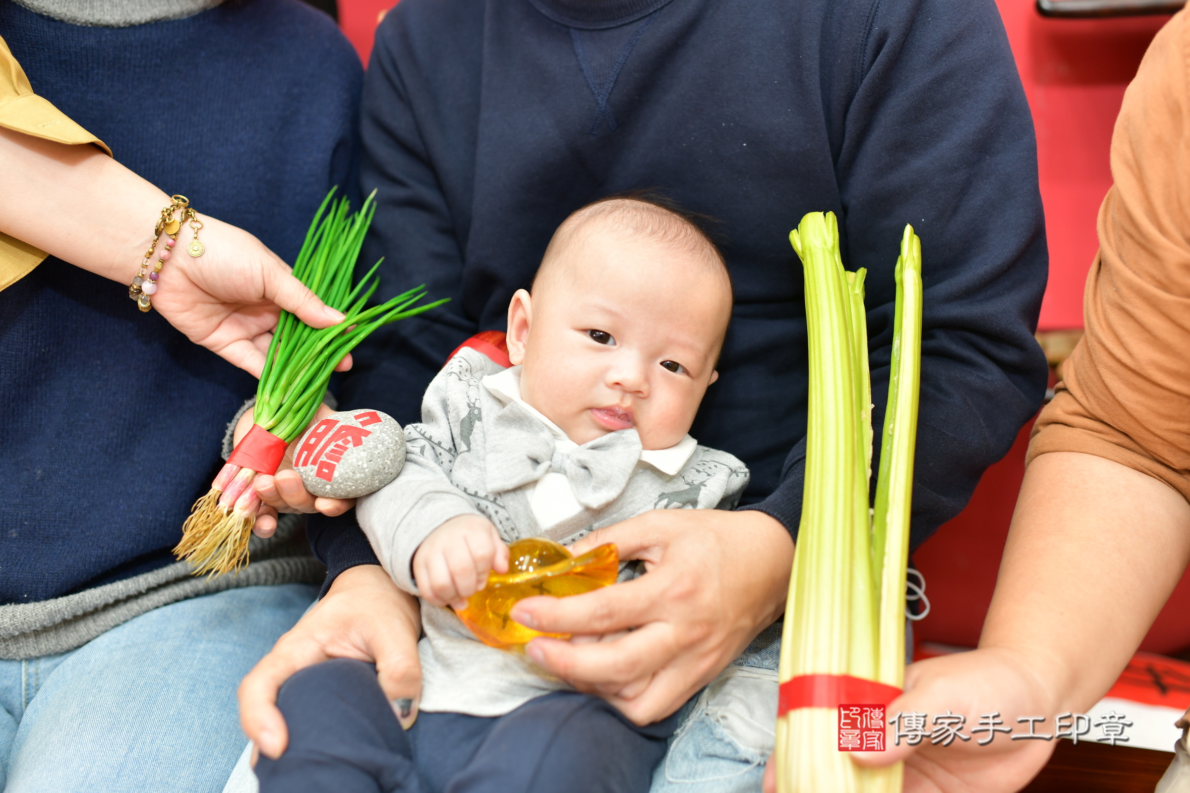 晨晨寶寶(台中市北區嬰兒寶寶滿月剃頭理髮、嬰兒剃胎毛儀式吉祥話)。中國風會場，爸媽寶貝穿「日中韓」古裝禮服。專業拍照、證書。★購買「臍帶章、肚臍章、胎毛筆刷印章」贈送：剃頭、收涎、抓周，三選一。2024.3.3，照片10