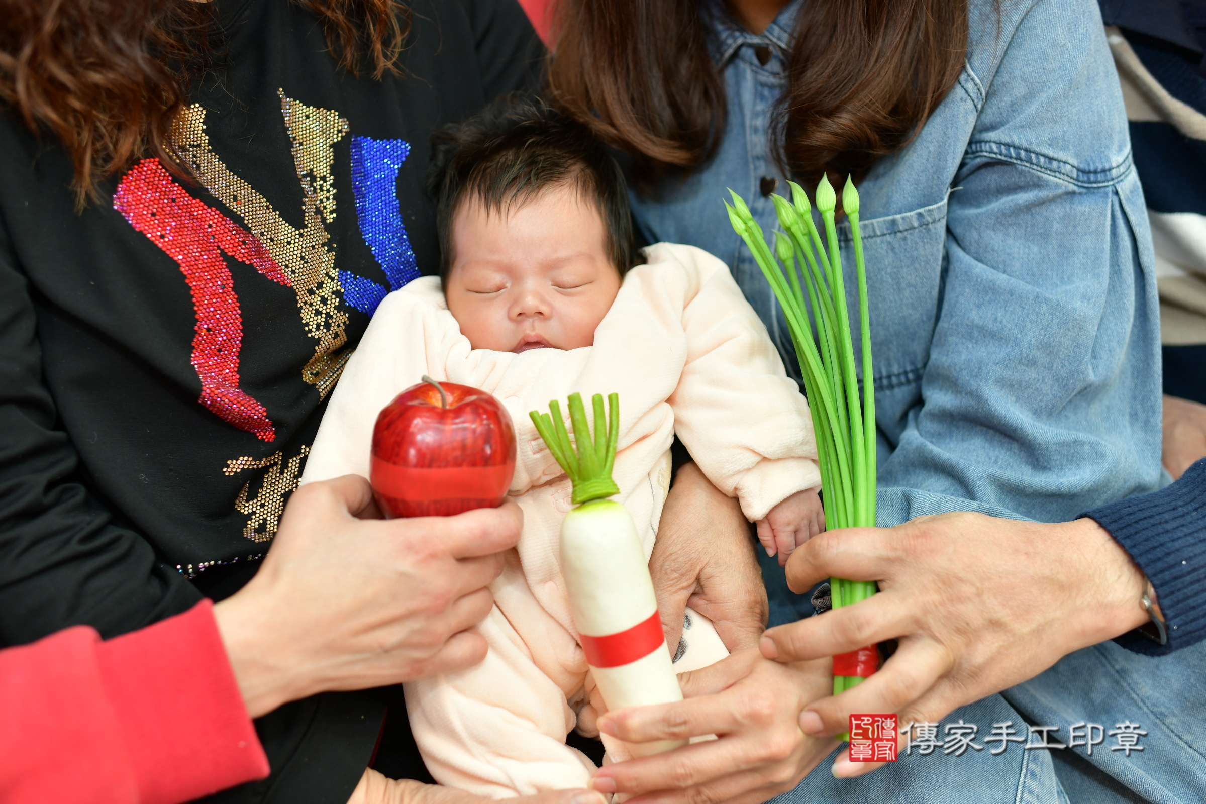 小瑄寶寶(台中市北區嬰兒寶寶滿月剃頭理髮、嬰兒剃胎毛儀式吉祥話)。中國風會場，爸媽寶貝穿「日中韓」古裝禮服。專業拍照、證書。★購買「臍帶章、肚臍章、胎毛筆刷印章」贈送：剃頭、收涎、抓周，三選一。2024.3.9，照片8