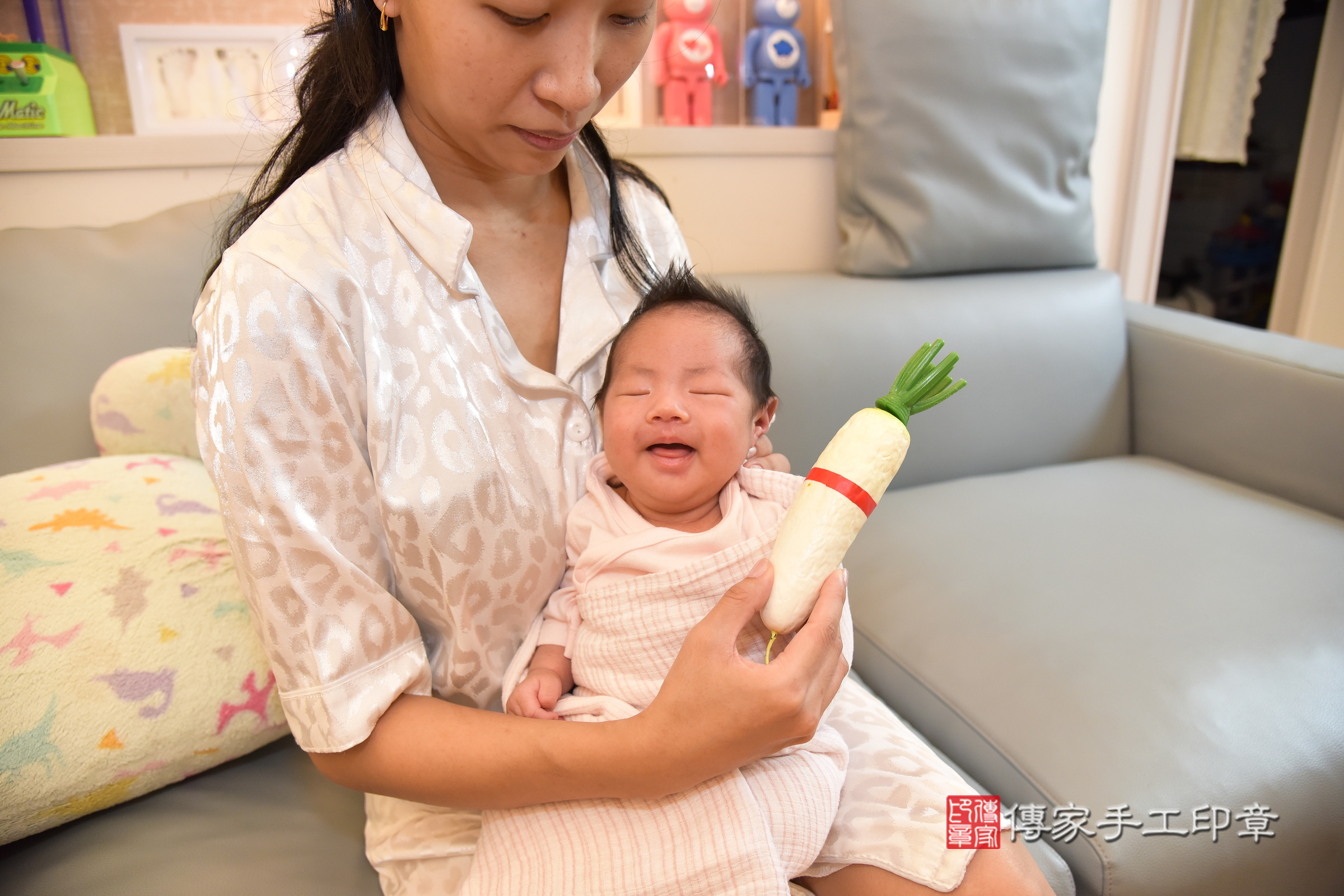 小曼寶寶(台北市中山區到府嬰兒小曼寶寶滿月剃頭理髮、到府嬰兒剃胎毛儀式吉祥話)。到府剃頭剃胎毛主持、專業拍照、證書。★購買「臍帶章、肚臍章、胎毛筆刷印章」贈送：剃頭、收涎、抓周，三選一。2024.4.6，照片10