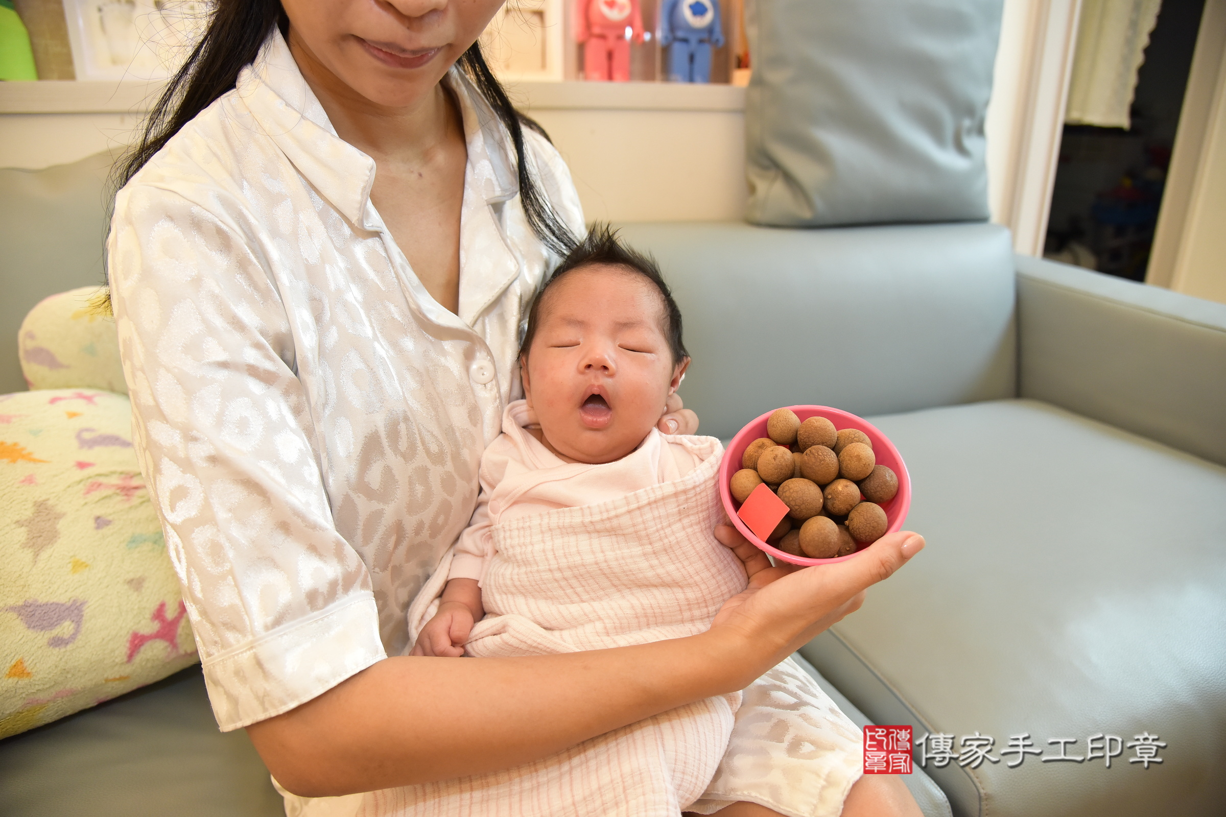 小曼寶寶(台北市中山區到府嬰兒小曼寶寶滿月剃頭理髮、到府嬰兒剃胎毛儀式吉祥話)。到府剃頭剃胎毛主持、專業拍照、證書。★購買「臍帶章、肚臍章、胎毛筆刷印章」贈送：剃頭、收涎、抓周，三選一。2024.4.6，照片9