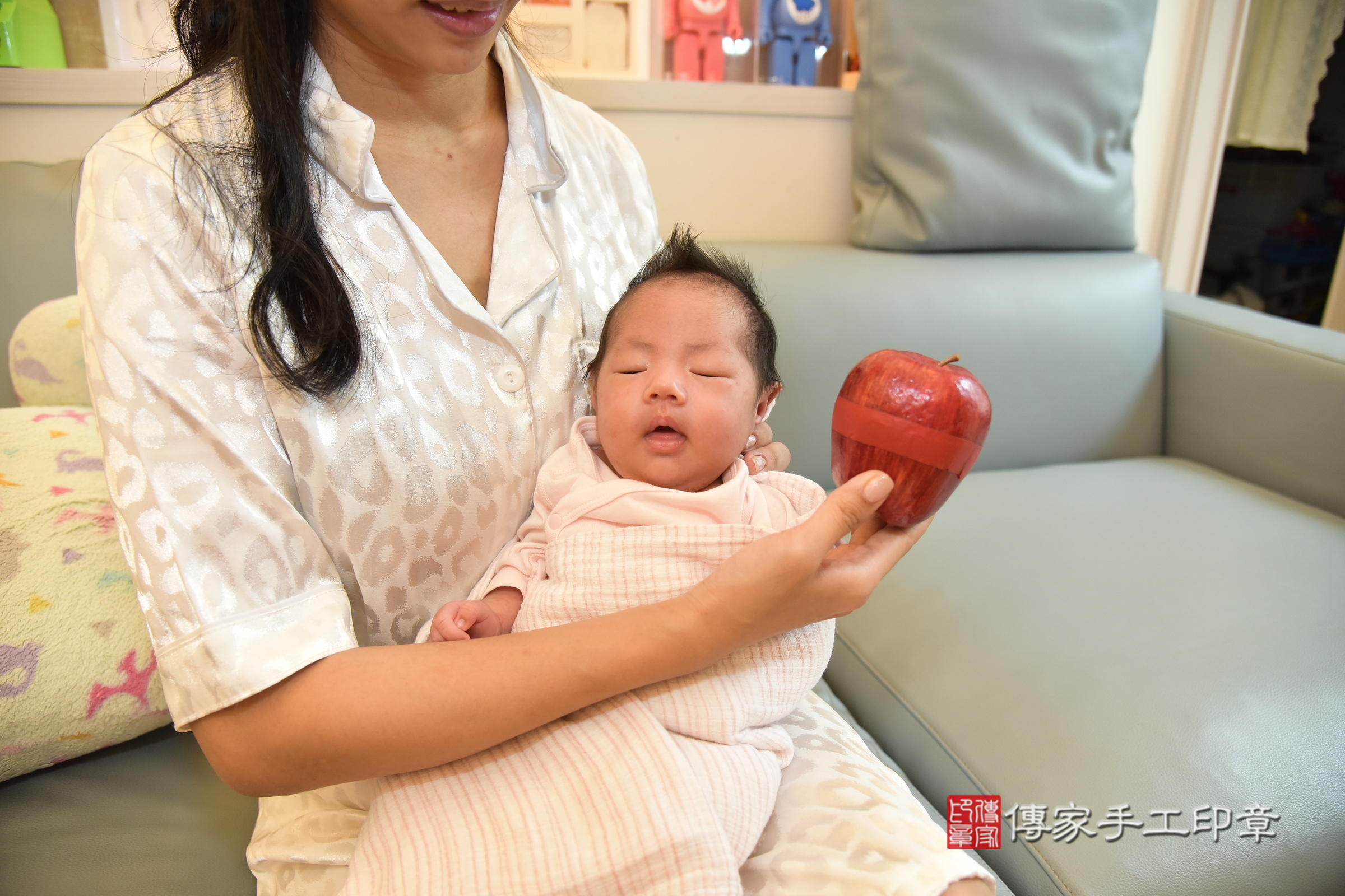 小曼寶寶(台北市中山區到府嬰兒小曼寶寶滿月剃頭理髮、到府嬰兒剃胎毛儀式吉祥話)。到府剃頭剃胎毛主持、專業拍照、證書。★購買「臍帶章、肚臍章、胎毛筆刷印章」贈送：剃頭、收涎、抓周，三選一。2024.4.6，照片8