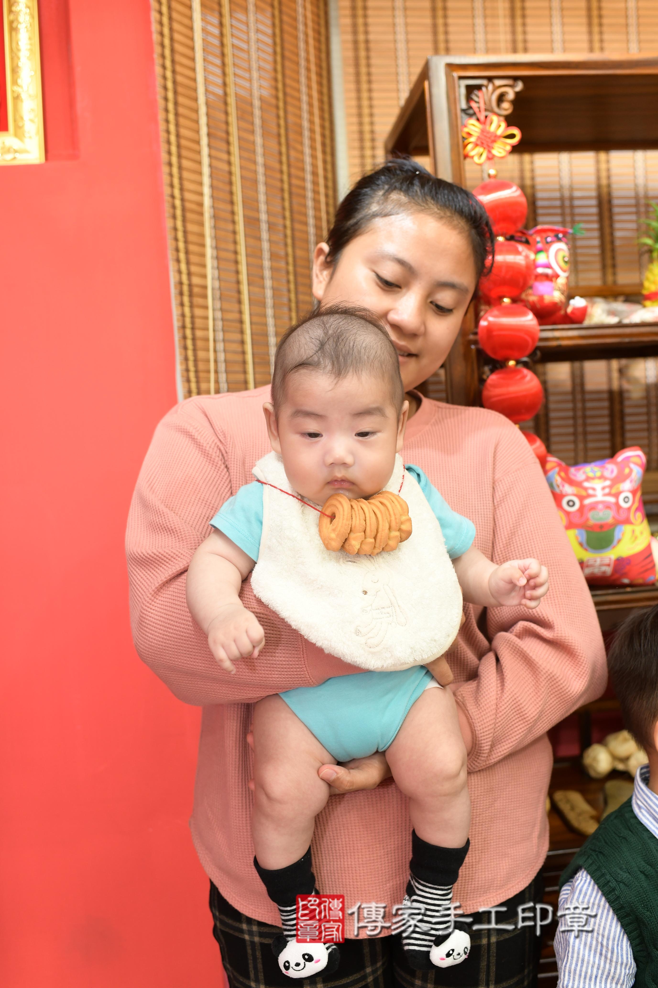 傳家手工印章高雄店、抓周、度脺、中國風會場、傳家嬰兒古禮、吉祥話、抓周道具物品24種、拍照。抓周證書。寶寶抓周、滿周歲、生日快樂、祝福