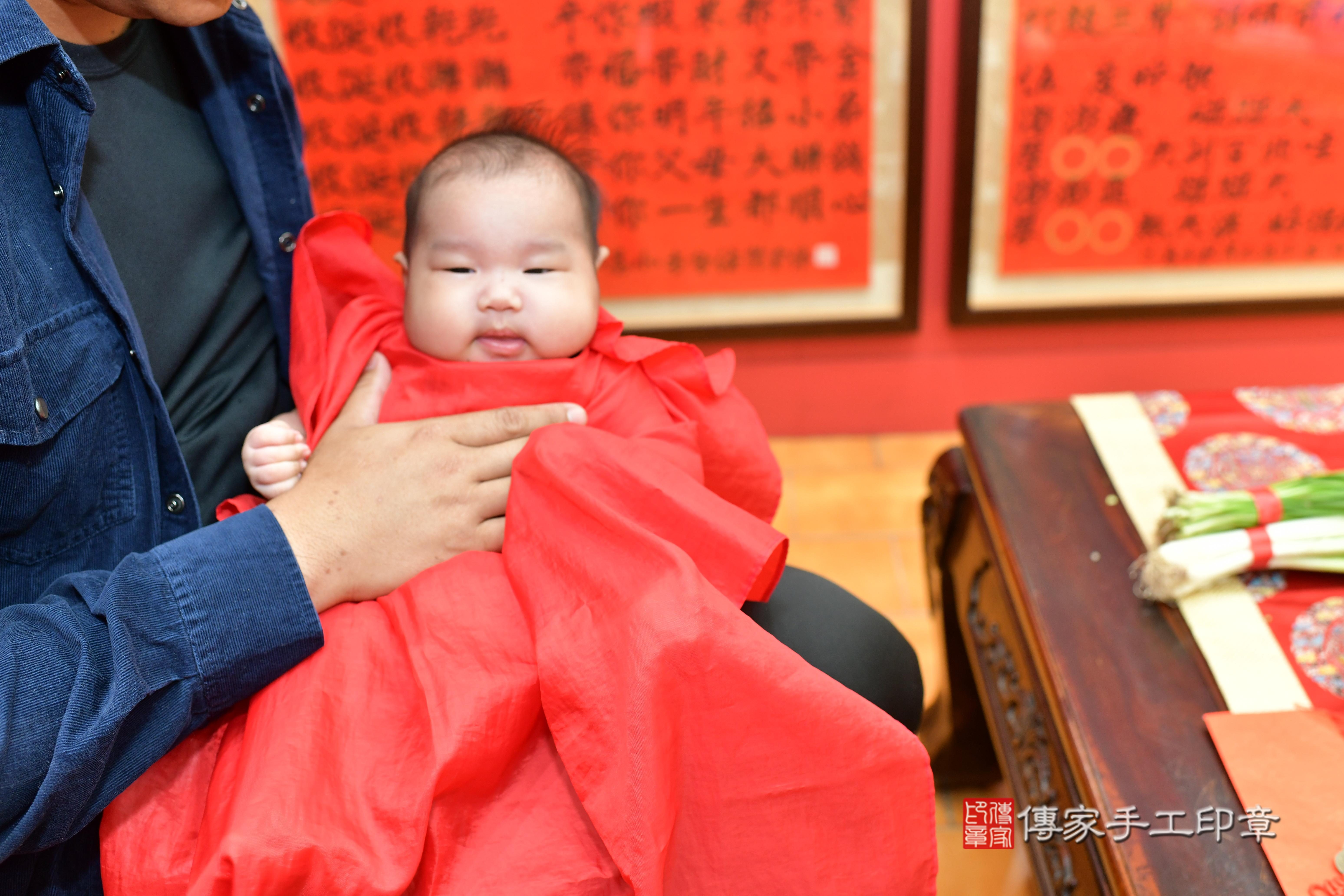 傳家手工印章桃園店、抓周、度脺、中國風會場、傳家嬰兒古禮、吉祥話、抓周道具物品24種、拍照。抓周證書。寶寶抓周、滿周歲、生日快樂、祝福