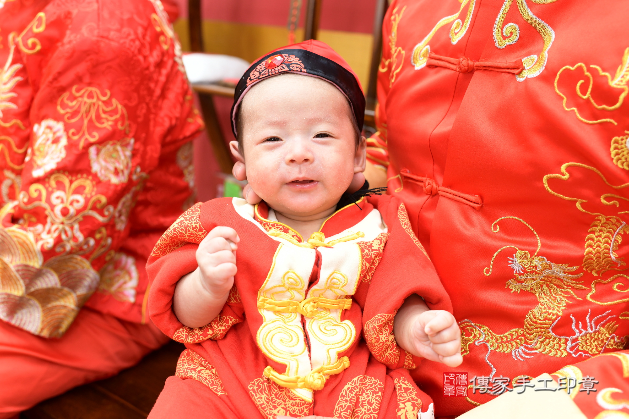 小智寶寶(新北市永和區嬰兒寶寶滿月剃頭理髮、嬰兒剃胎毛儀式吉祥話)。中國風會場，爸媽寶貝穿「日中韓」古裝禮服。專業拍照、證書。★購買「臍帶章、肚臍章、胎毛筆刷印章」贈送：剃頭、收涎、抓周，三選一。2024.3.30，照片1