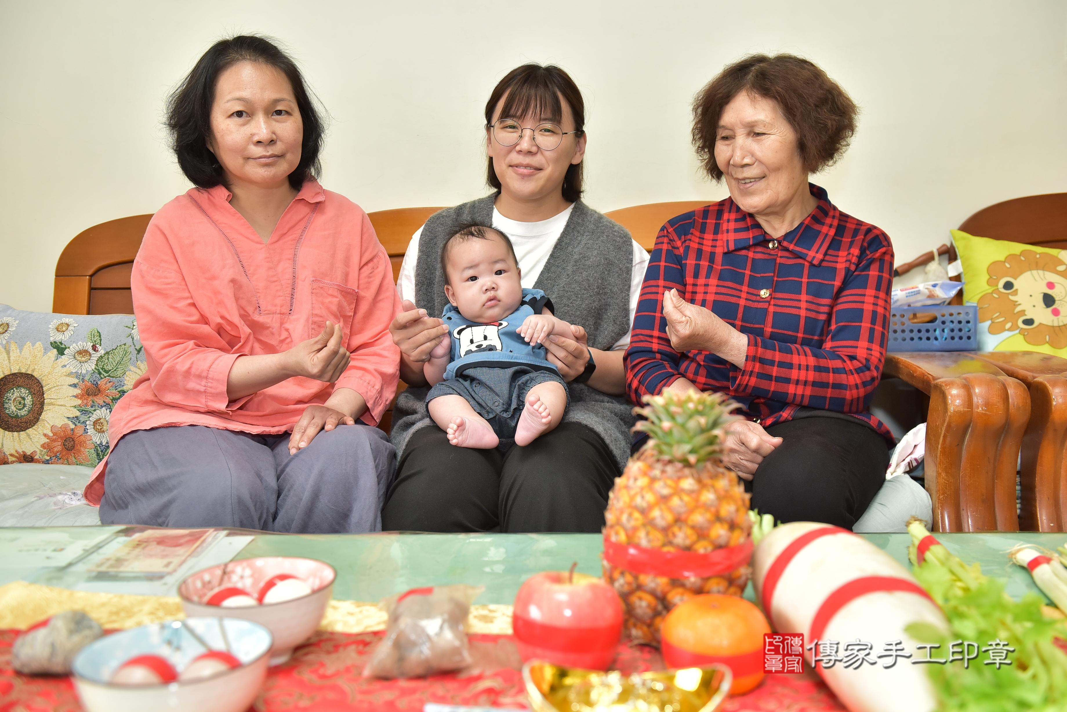 傳家手工印章高雄店、抓周、度脺、中國風會場、傳家嬰兒古禮、吉祥話、抓周道具物品24種、拍照。抓周證書。寶寶抓周、滿周歲、生日快樂、祝福