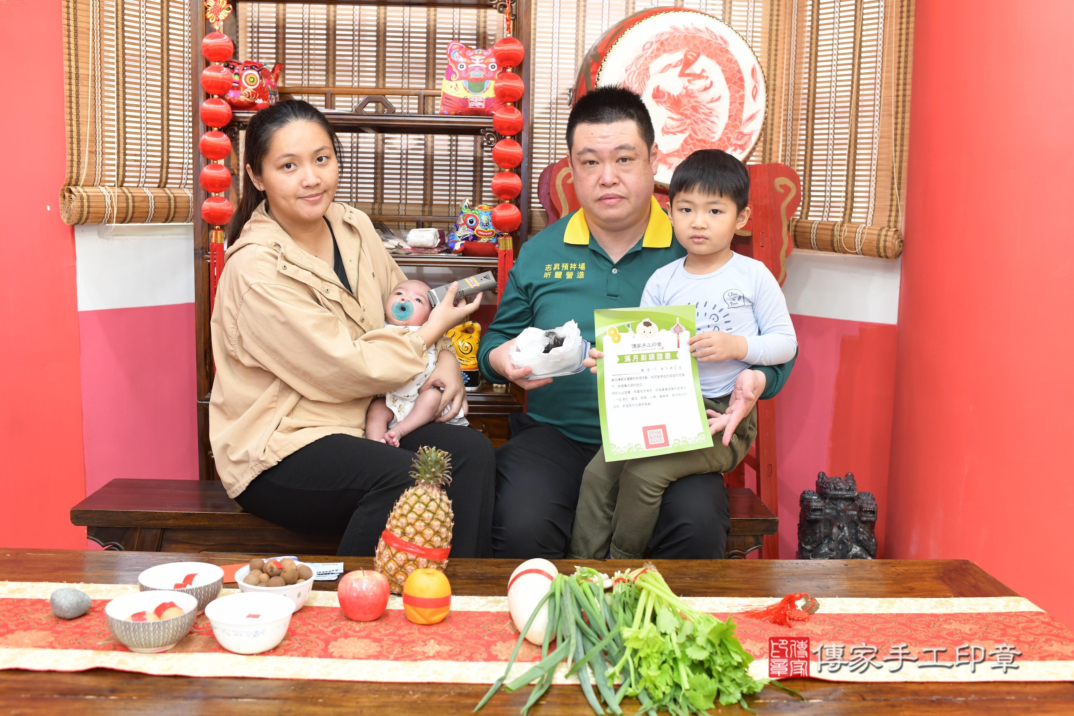 傳家手工印章高雄店、抓周、度脺、中國風會場、傳家嬰兒古禮、吉祥話、抓周道具物品24種、拍照。抓周證書。寶寶抓周、滿周歲、生日快樂、祝福