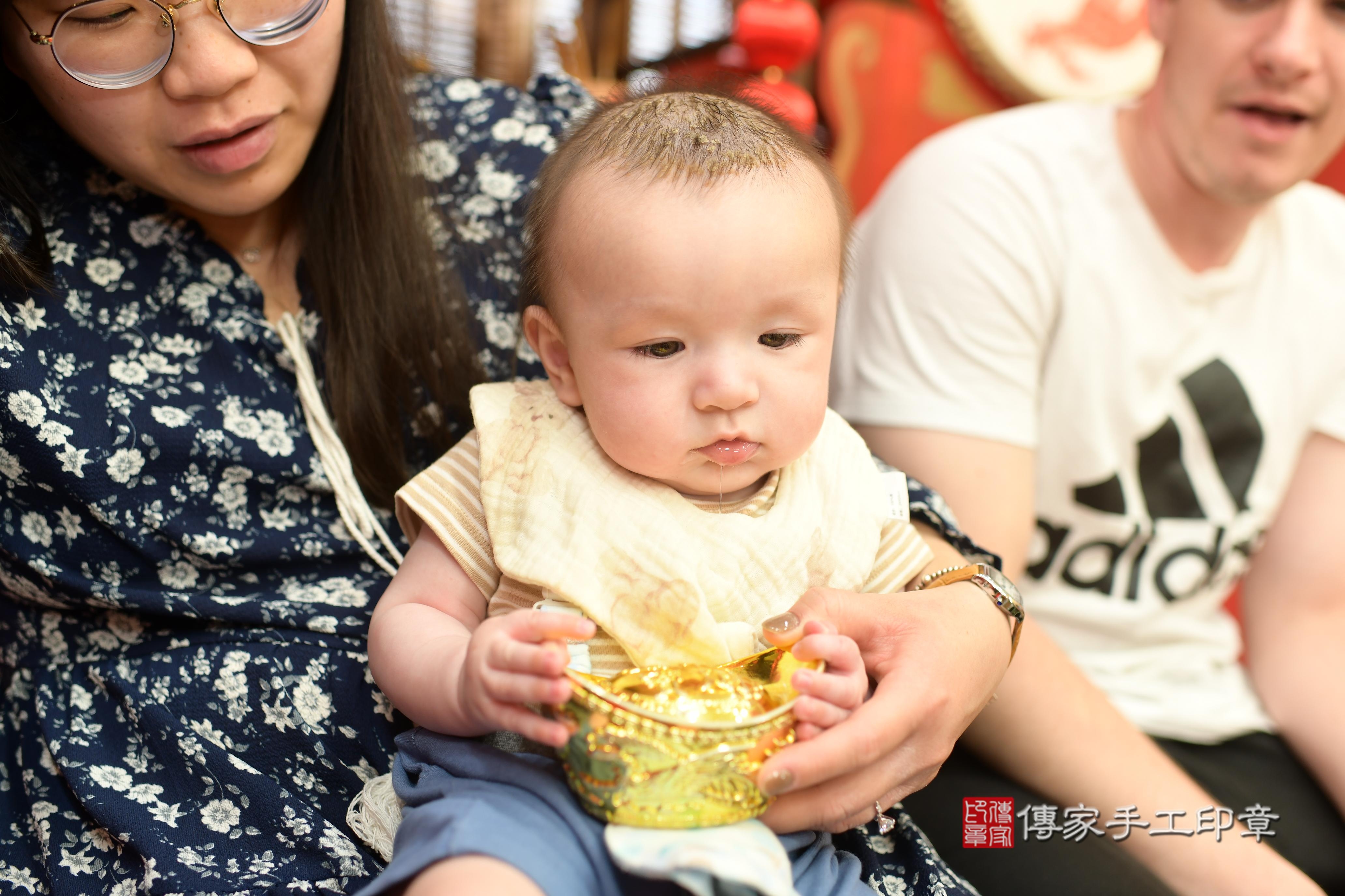 傳家手工印章高雄店、抓周、度脺、中國風會場、傳家嬰兒古禮、吉祥話、抓周道具物品24種、拍照。抓周證書。寶寶抓周、滿周歲、生日快樂、祝福