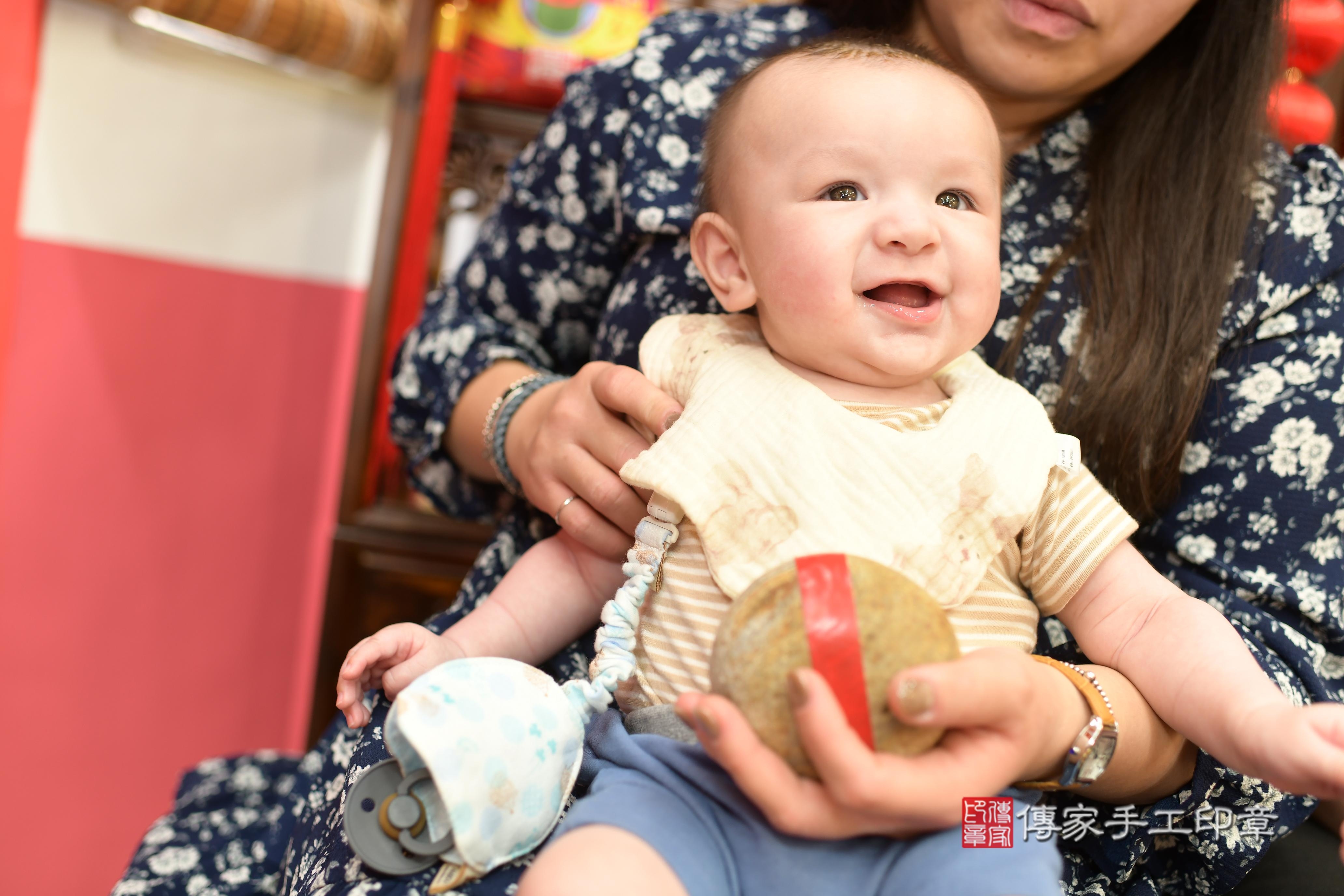 傳家手工印章高雄店、抓周、度脺、中國風會場、傳家嬰兒古禮、吉祥話、抓周道具物品24種、拍照。抓周證書。寶寶抓周、滿周歲、生日快樂、祝福