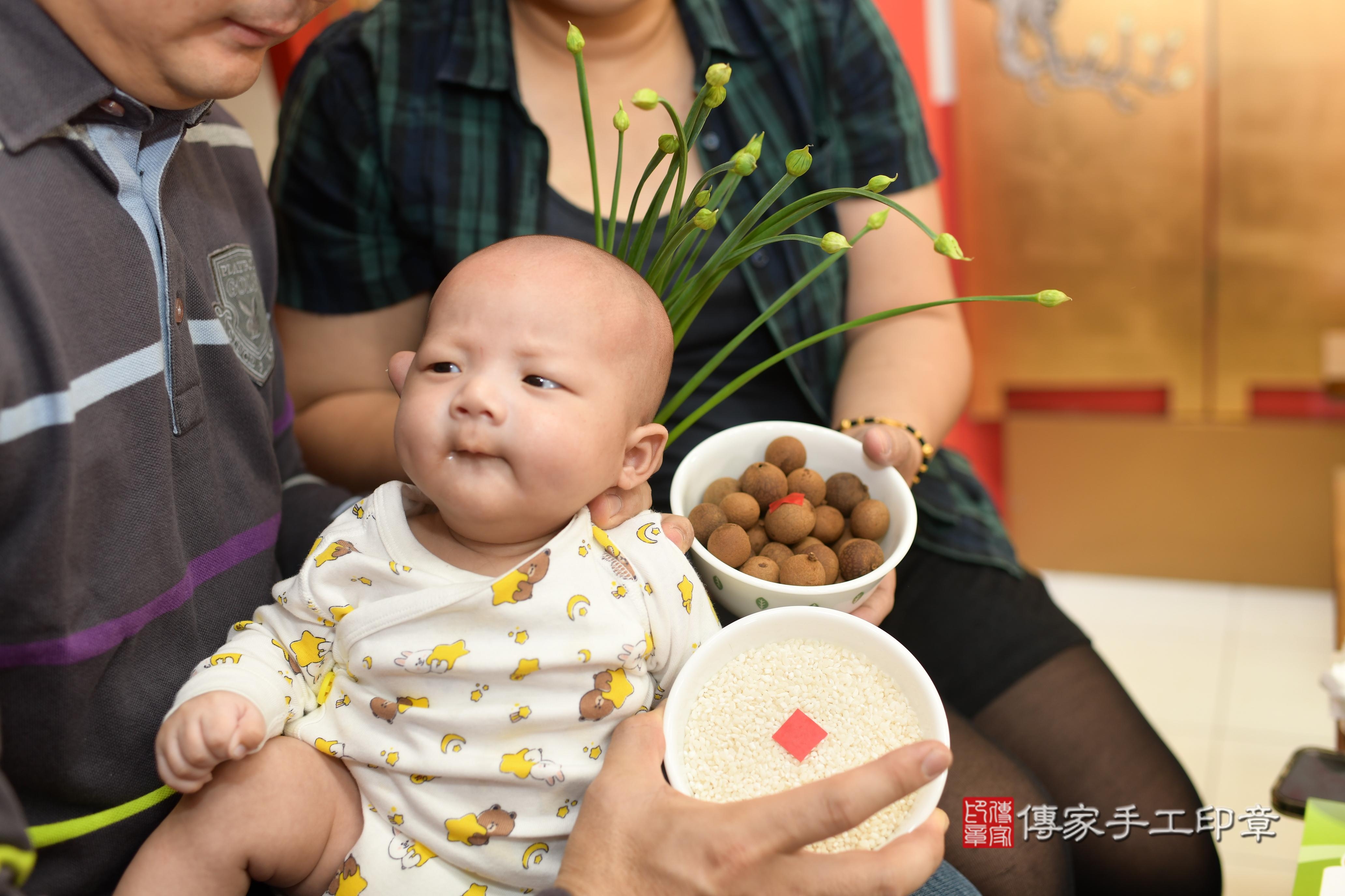 傳家手工印章高雄店、抓周、度脺、中國風會場、傳家嬰兒古禮、吉祥話、抓周道具物品24種、拍照。抓周證書。寶寶抓周、滿周歲、生日快樂、祝福