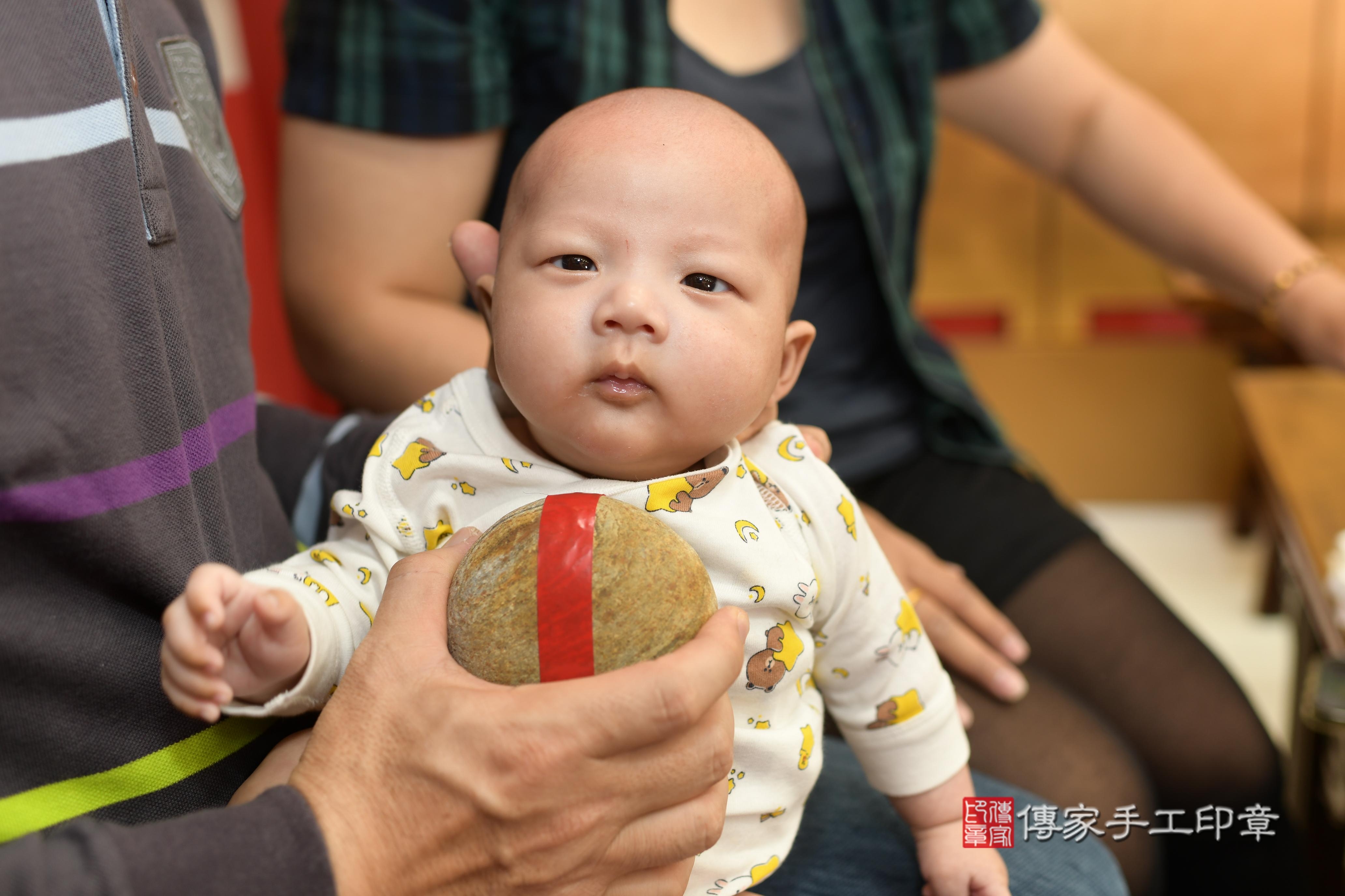 傳家手工印章高雄店、抓周、度脺、中國風會場、傳家嬰兒古禮、吉祥話、抓周道具物品24種、拍照。抓周證書。寶寶抓周、滿周歲、生日快樂、祝福